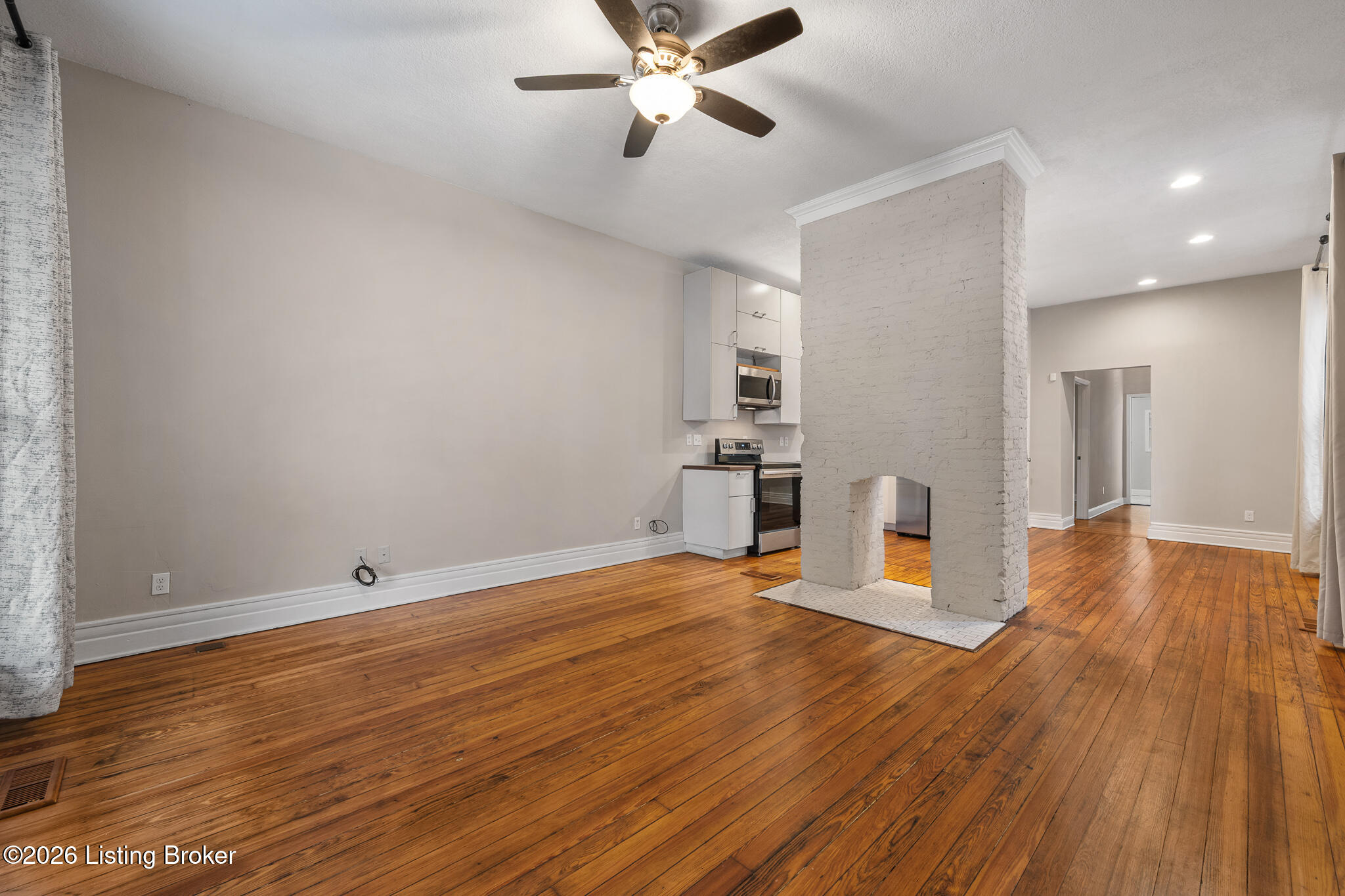 611 E Oak St Property Photo 3