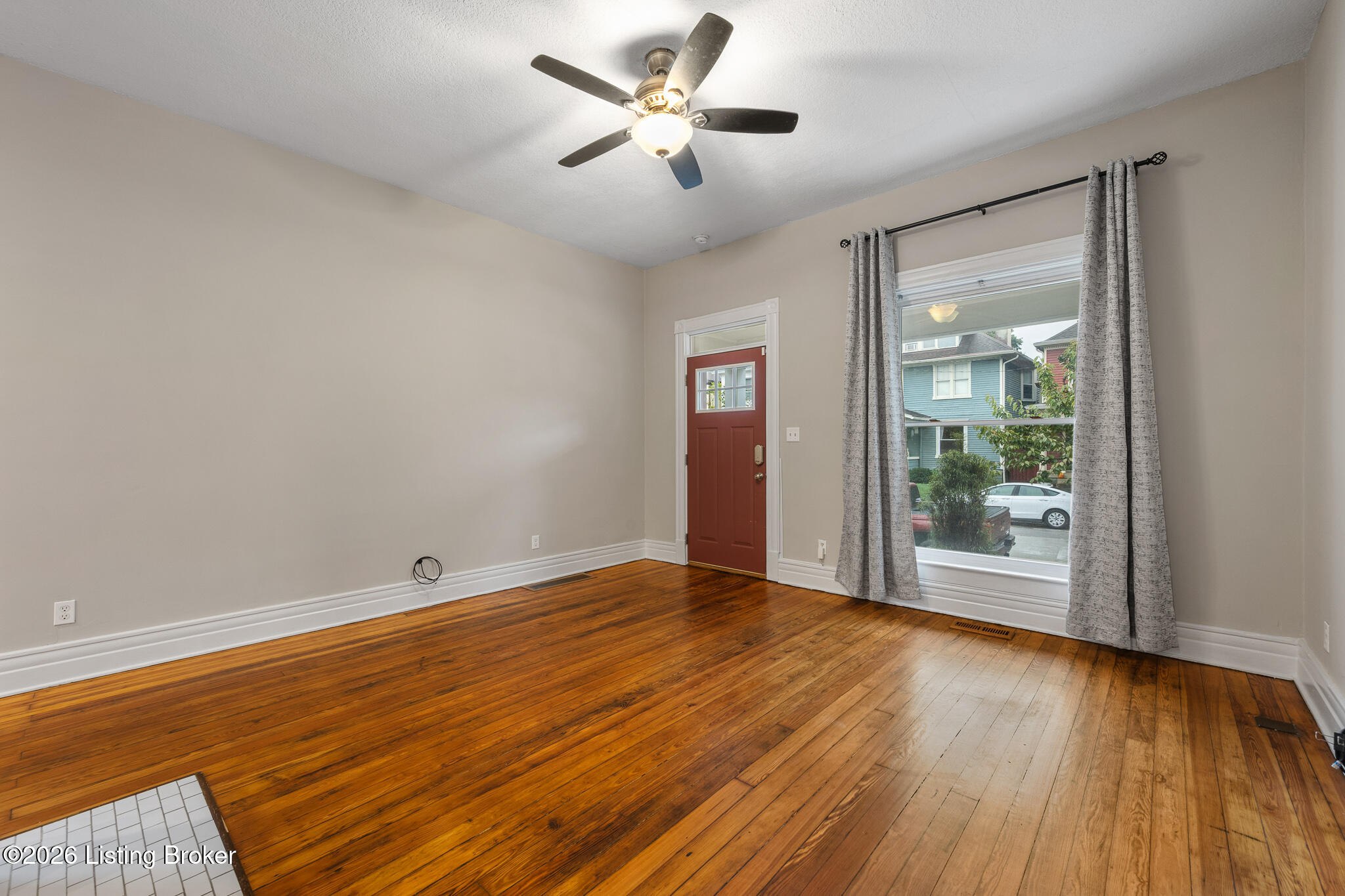 611 E Oak St Property Photo 4