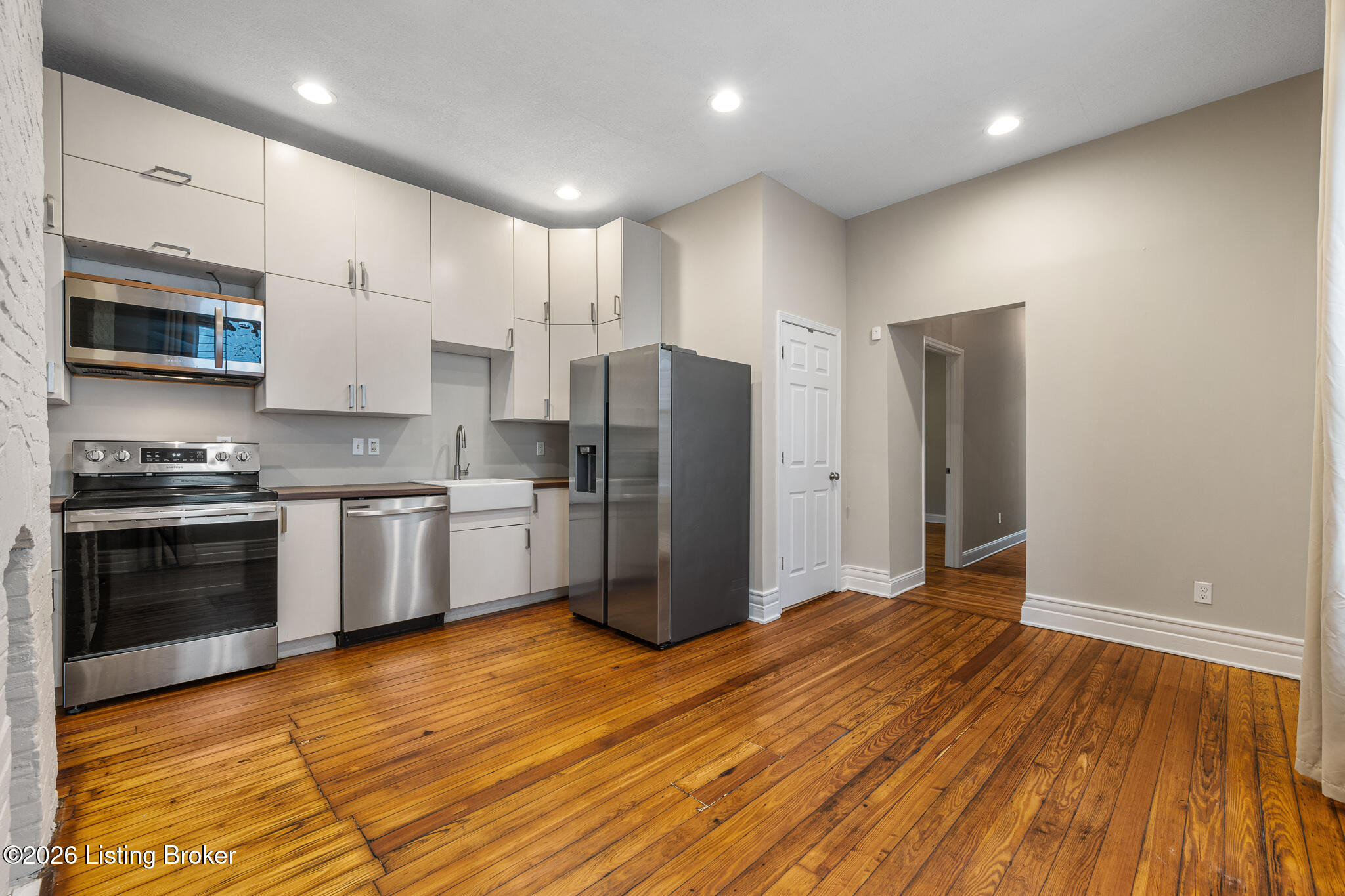 611 E Oak St Property Photo 6