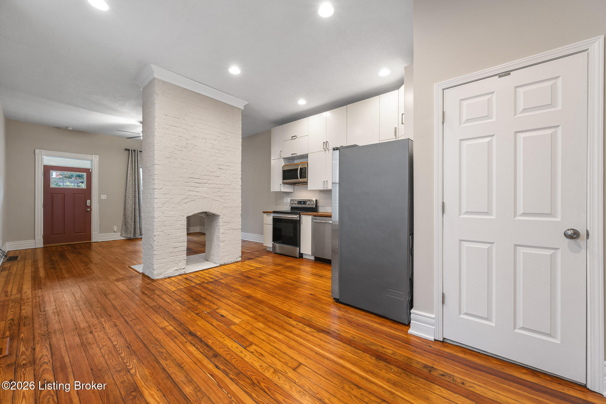 611 E Oak St Property Photo 8