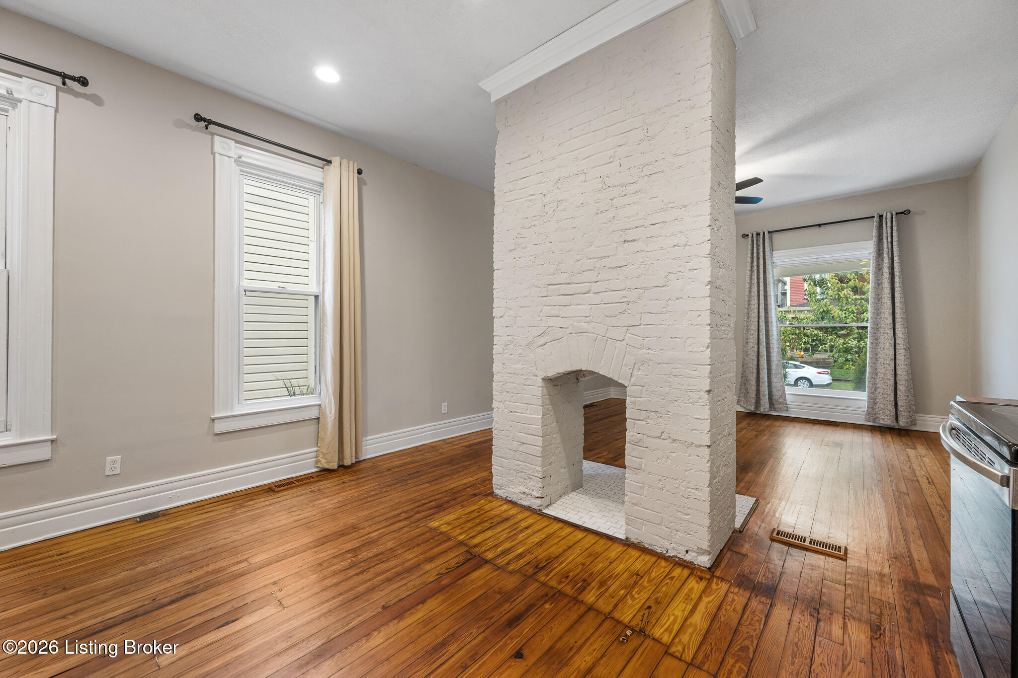 611 E Oak St Property Photo 11