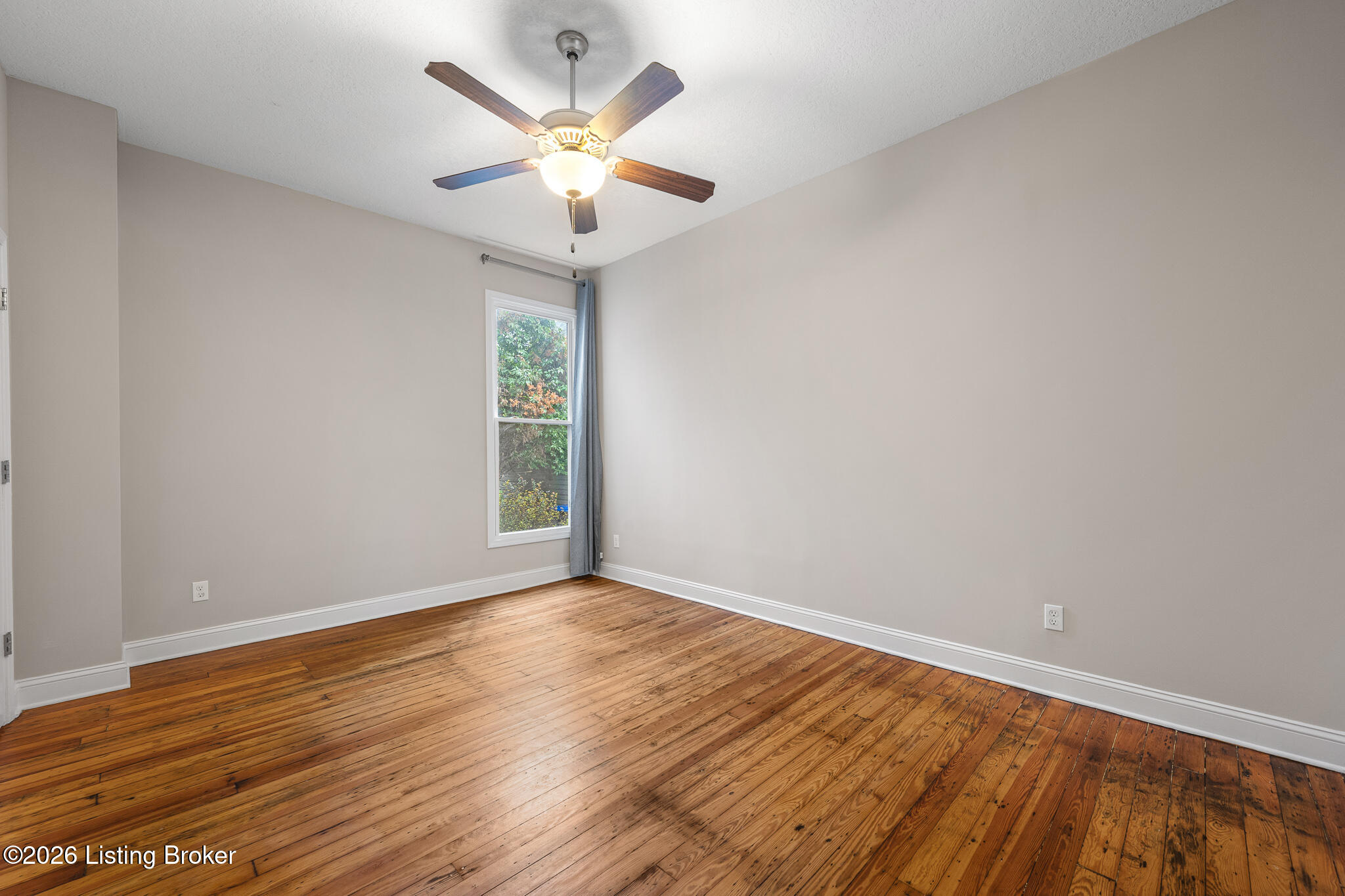 611 E Oak St Property Photo 13