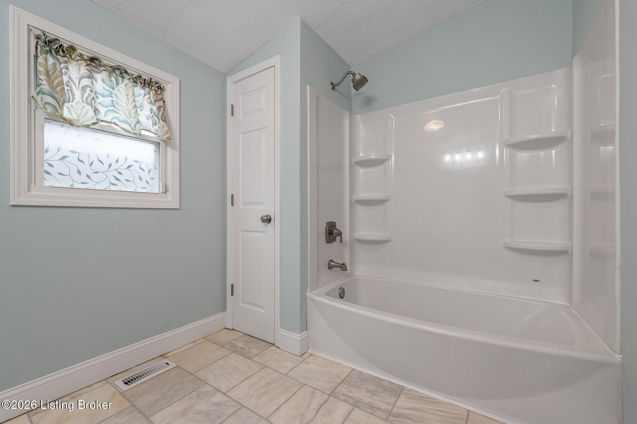 611 E Oak St Property Photo 15