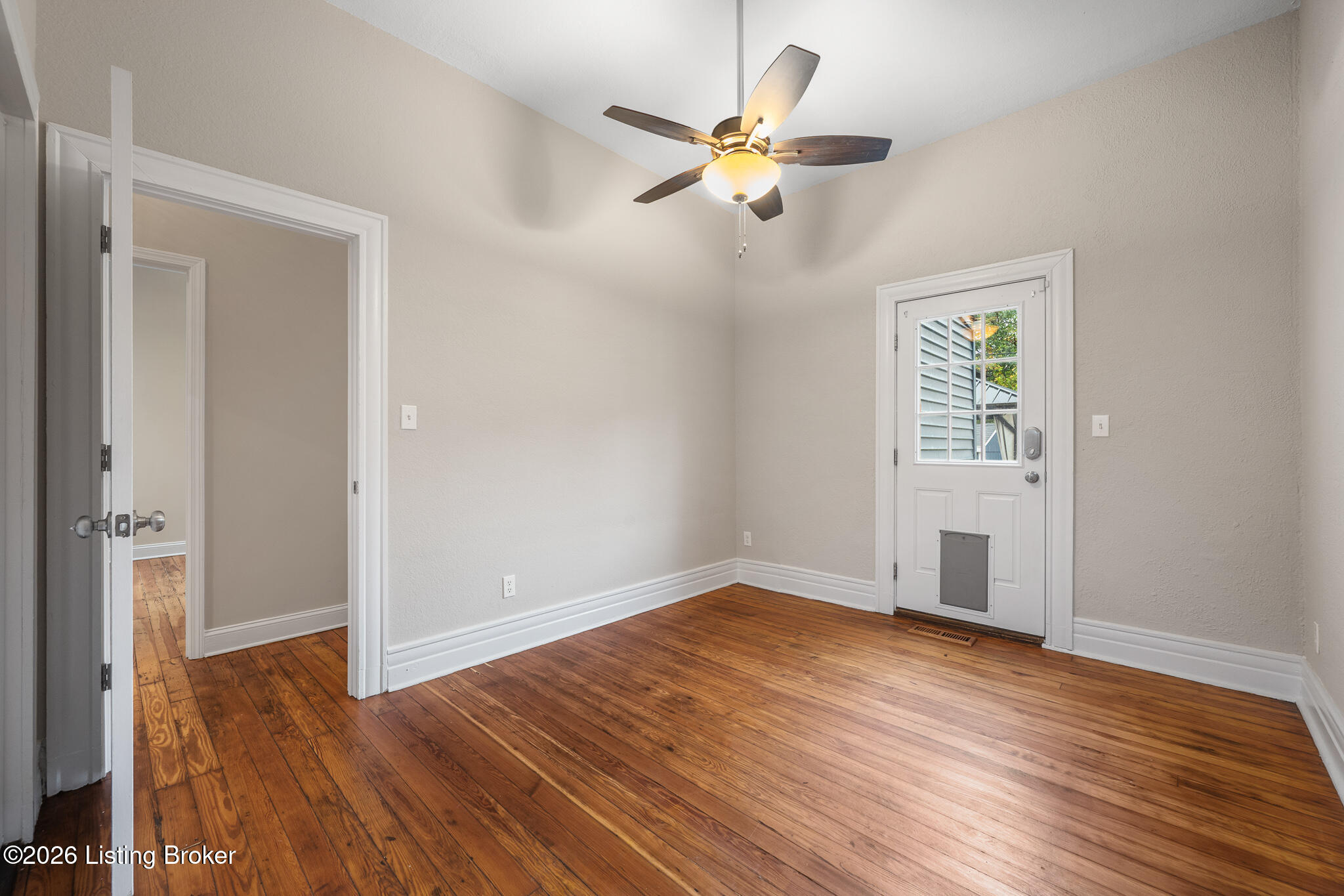 611 E Oak St Property Photo 17