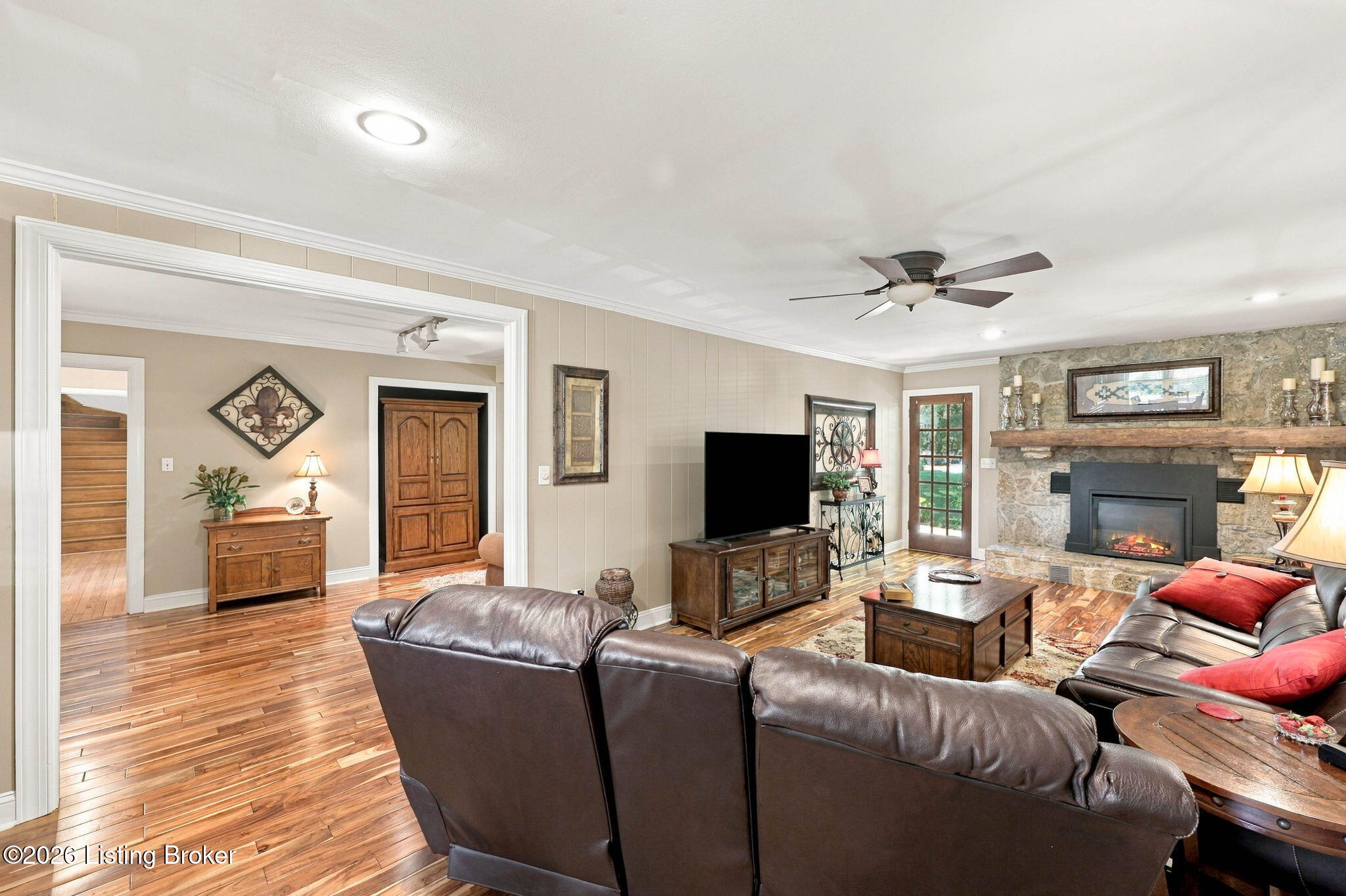 8035 Watterson Trail Property Photo 3
