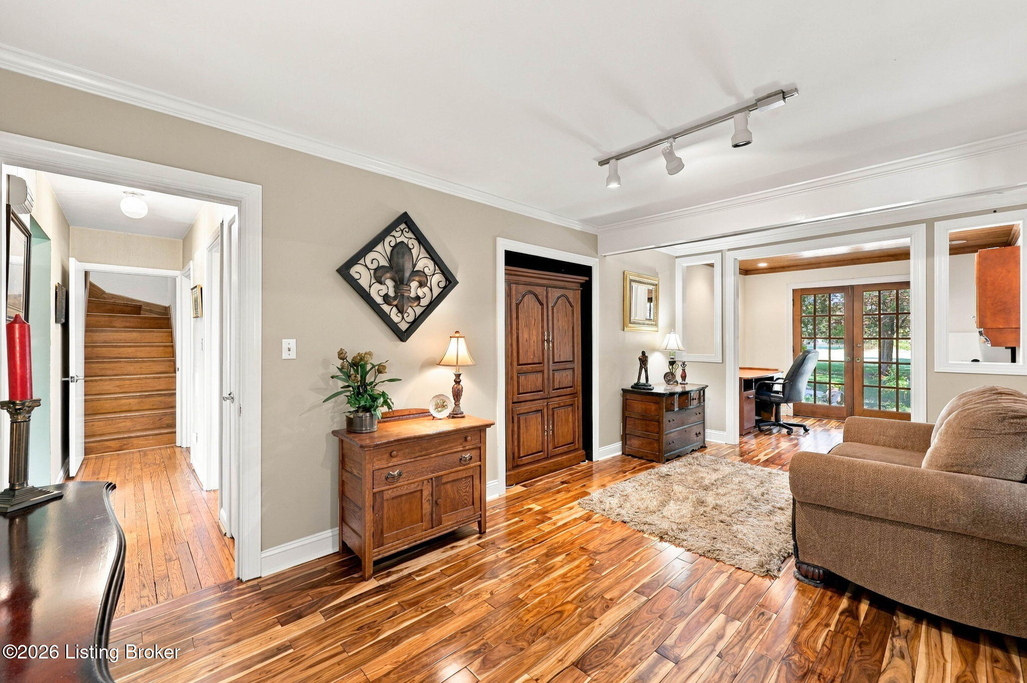 8035 Watterson Trail Property Photo 4