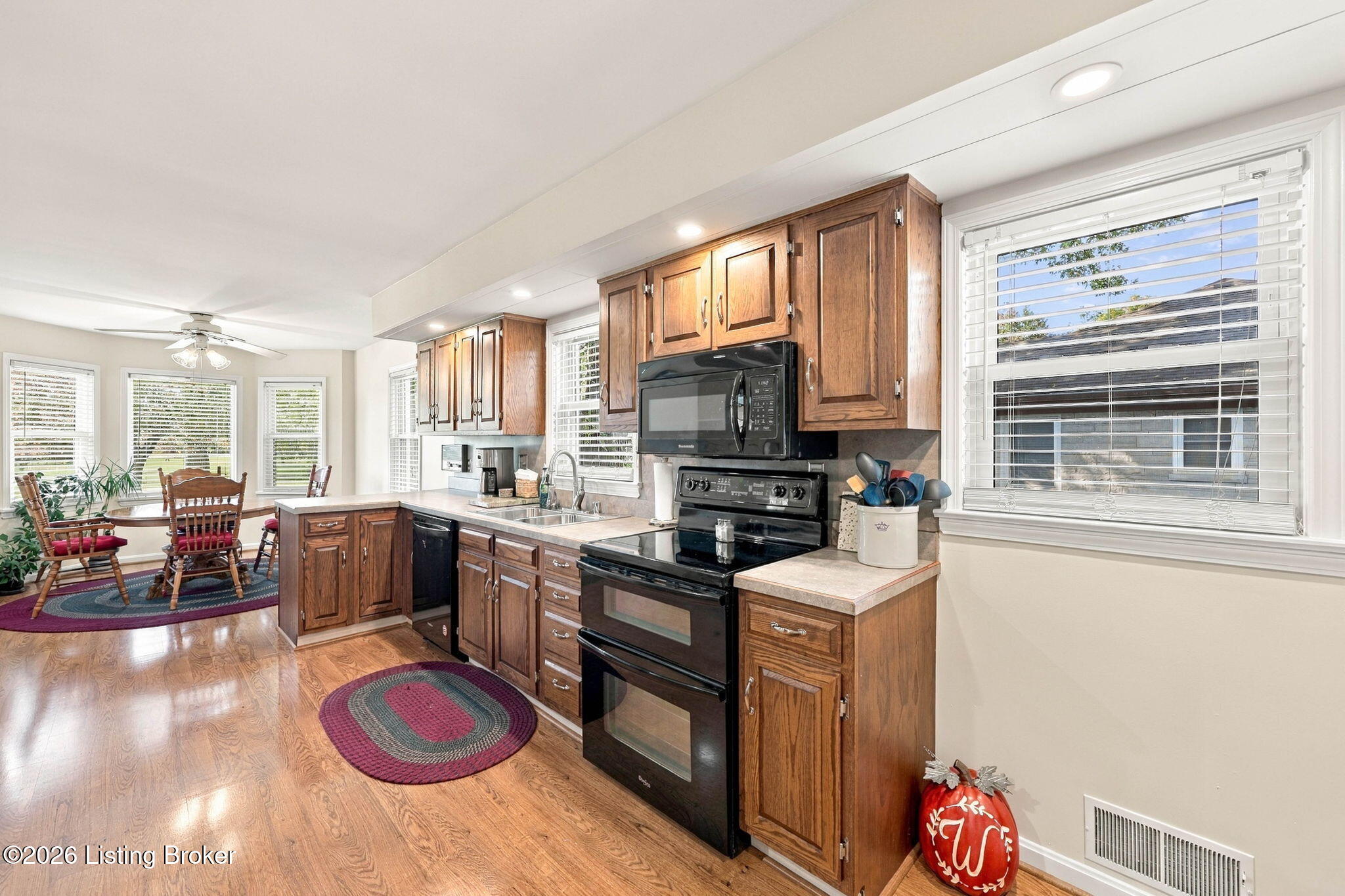 8035 Watterson Trail Property Photo 6