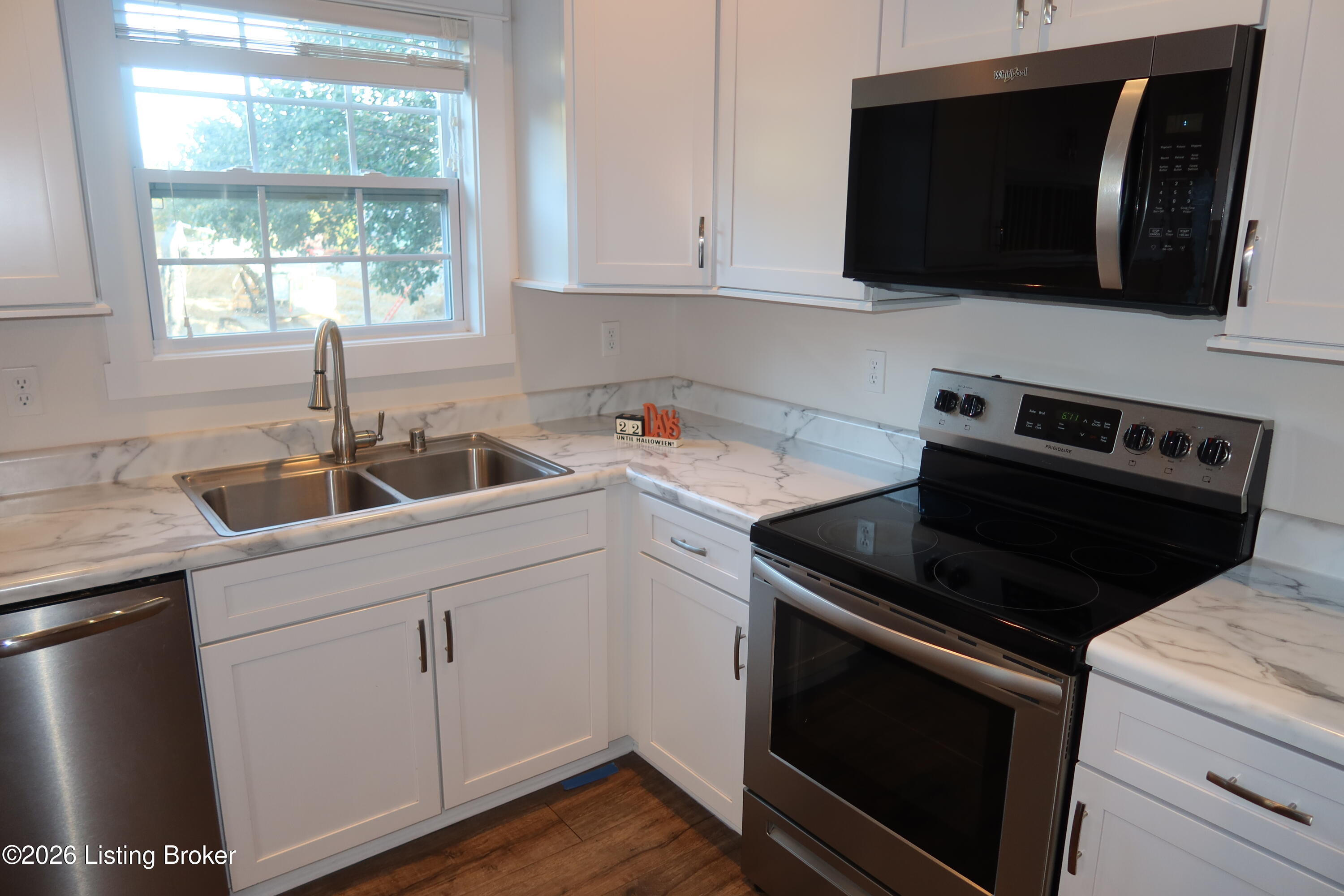 1511 E Crystal Dr # A Property Photo 9