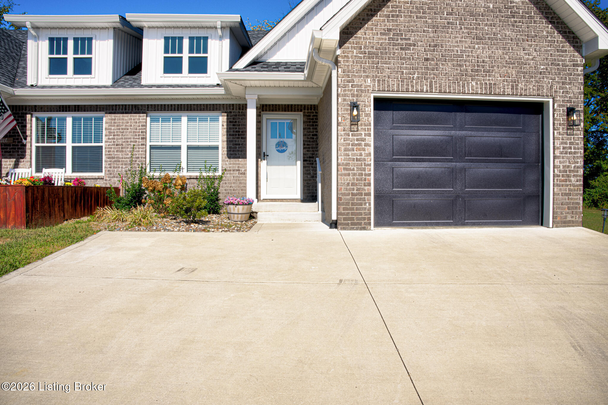 1020 Ray Wimsett Blvd B Property Photo 2