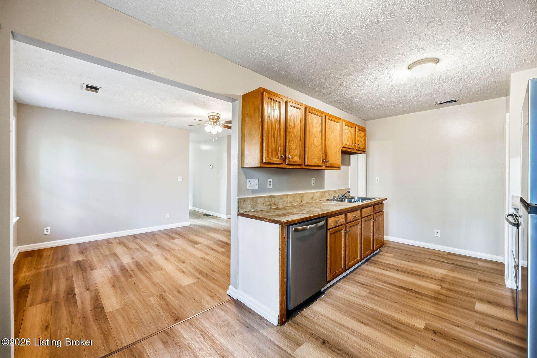 1430 Forest Dr Property Photo 3