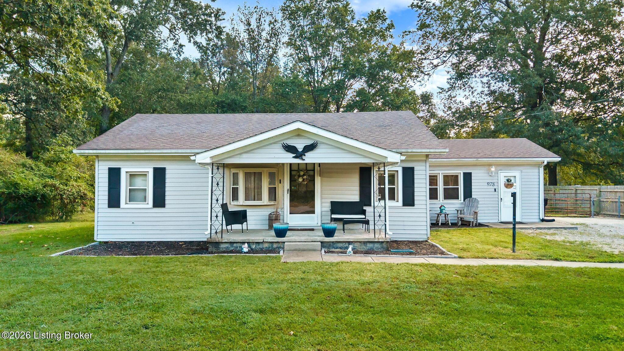 978 Raymond Rd Property Photo 1