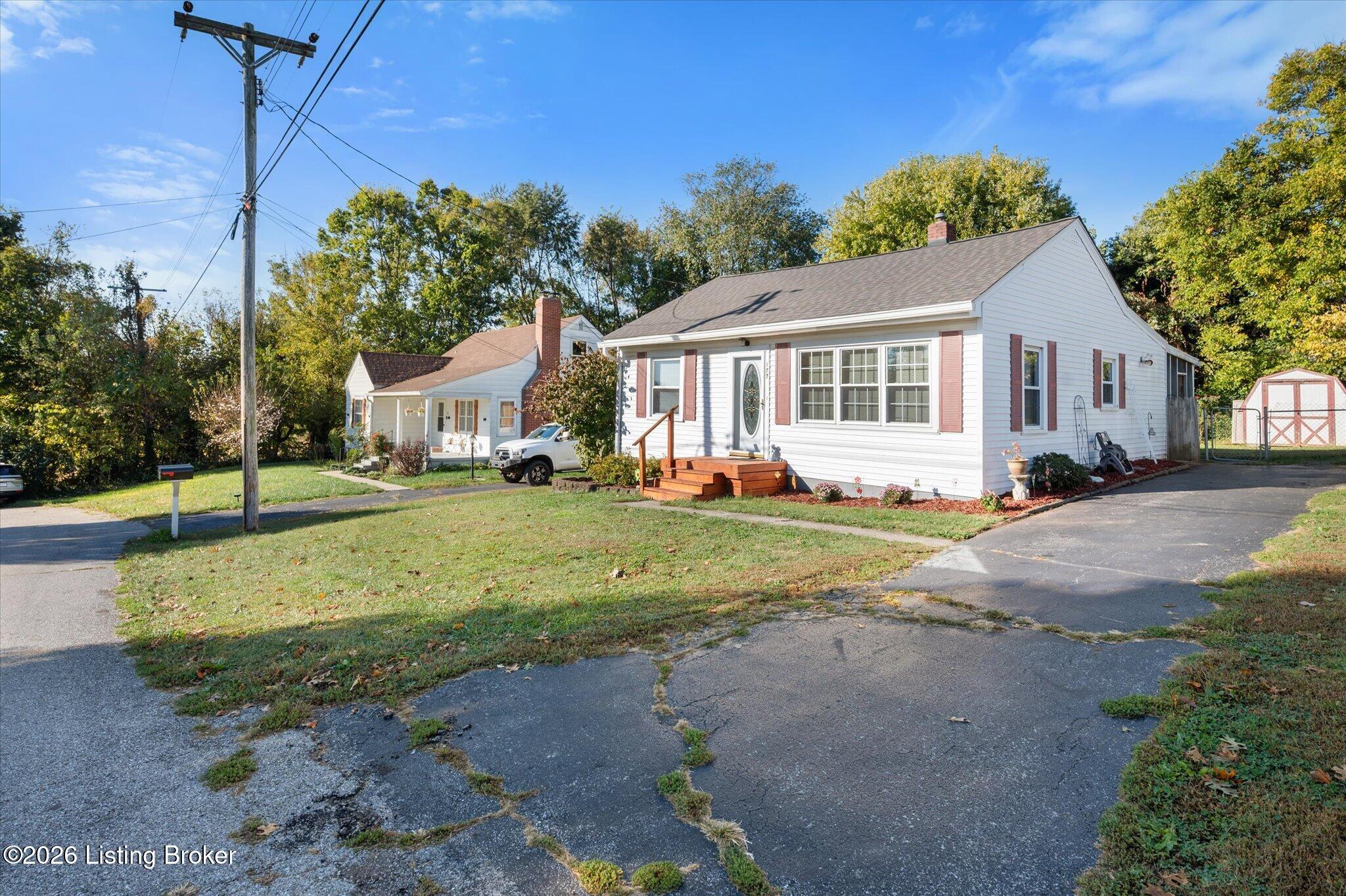 177 Eastview Cir Property Photo 2