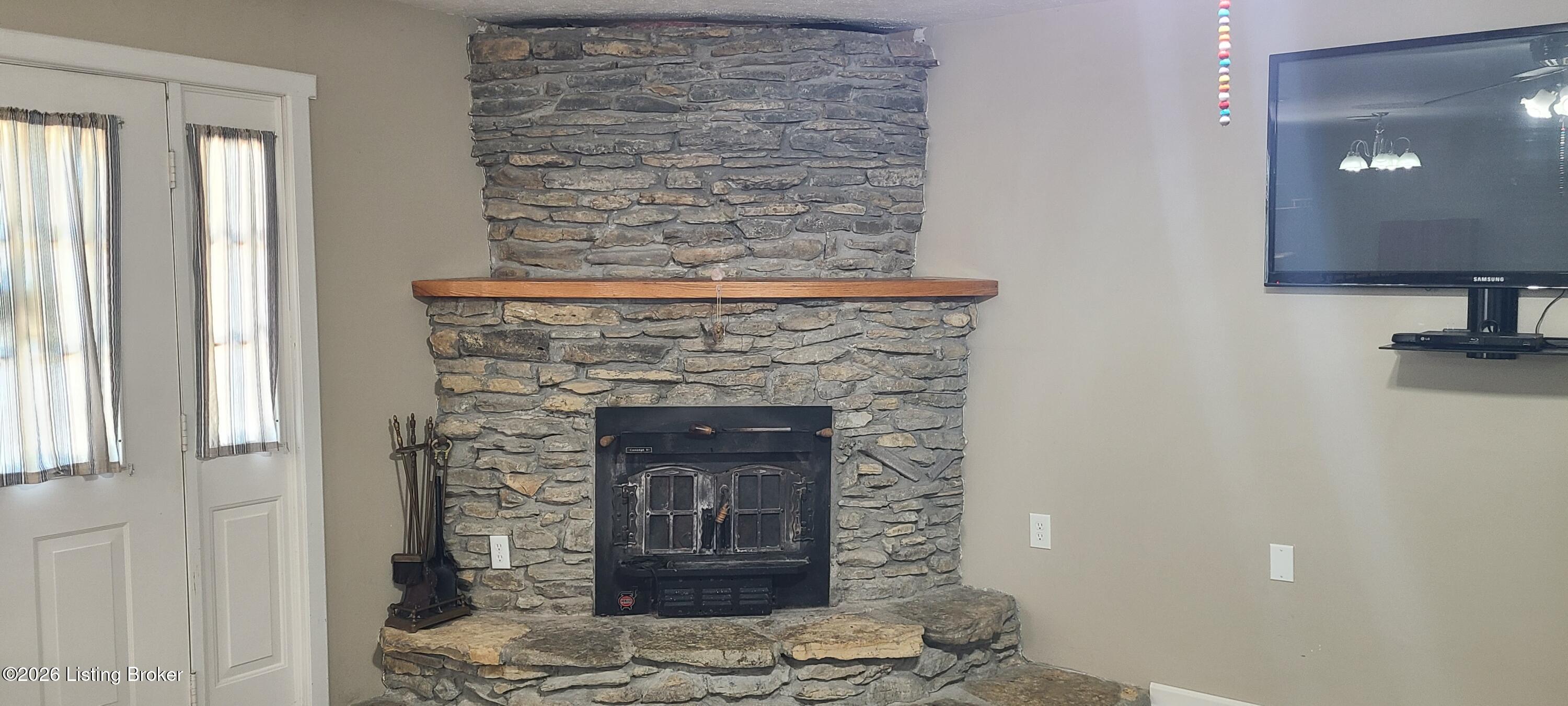 1099 Shady Ln Property Photo 3