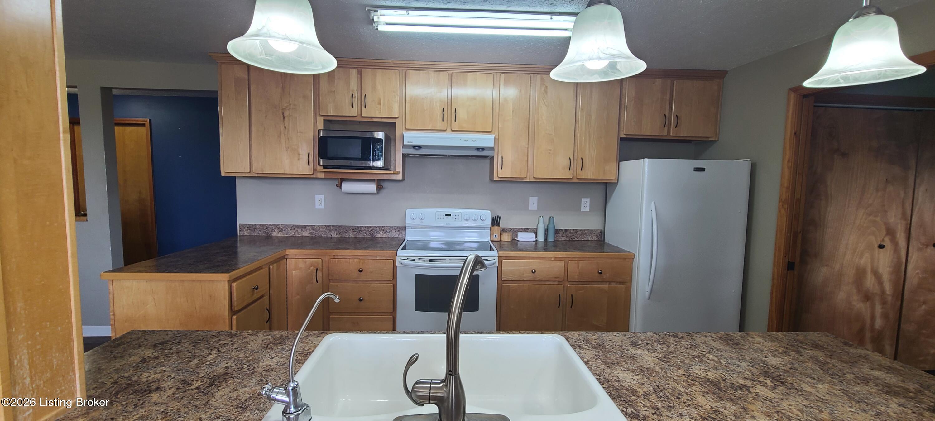 1099 Shady Ln Property Photo 12