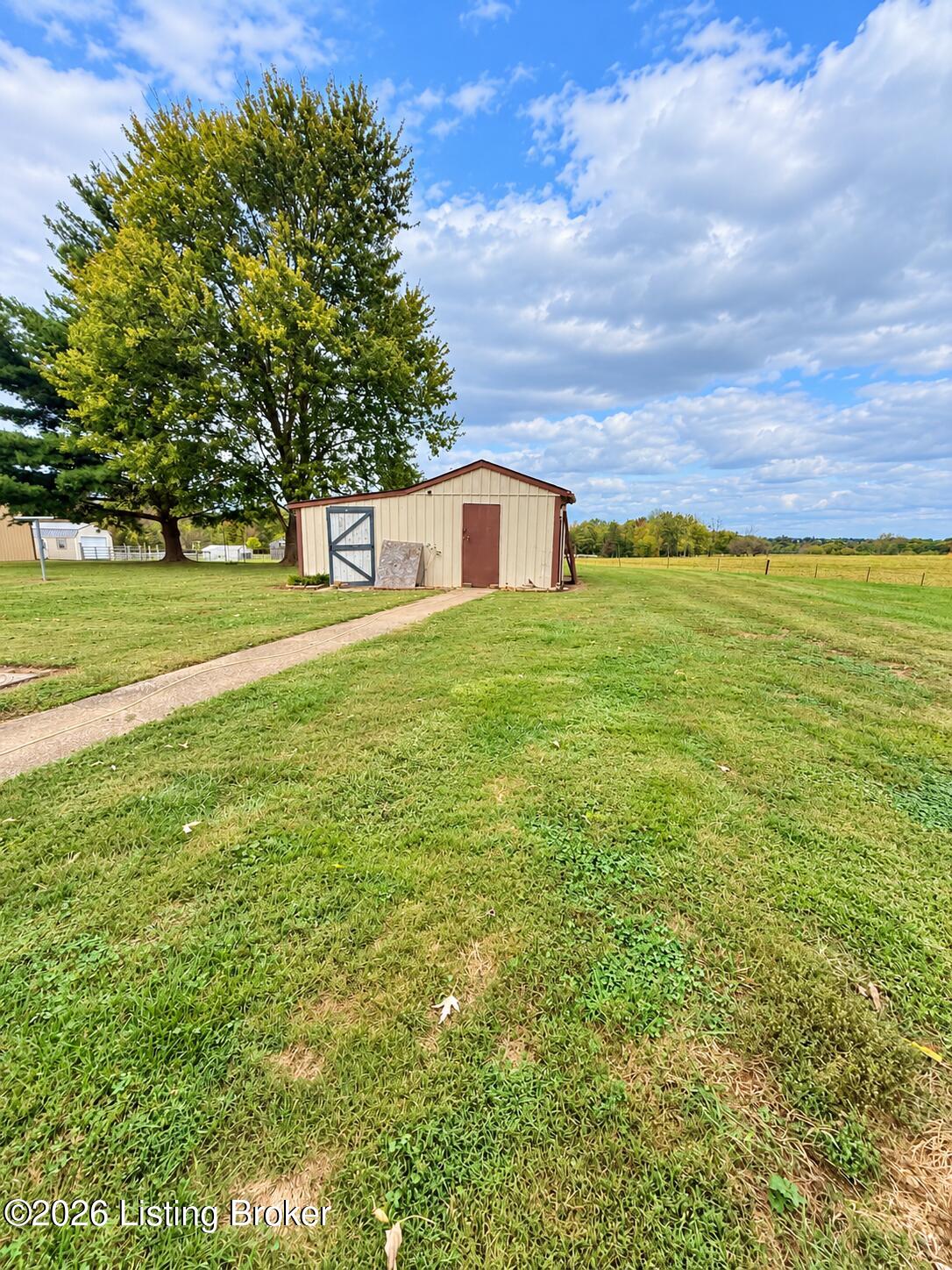 676 Greer Ln Property Photo 4