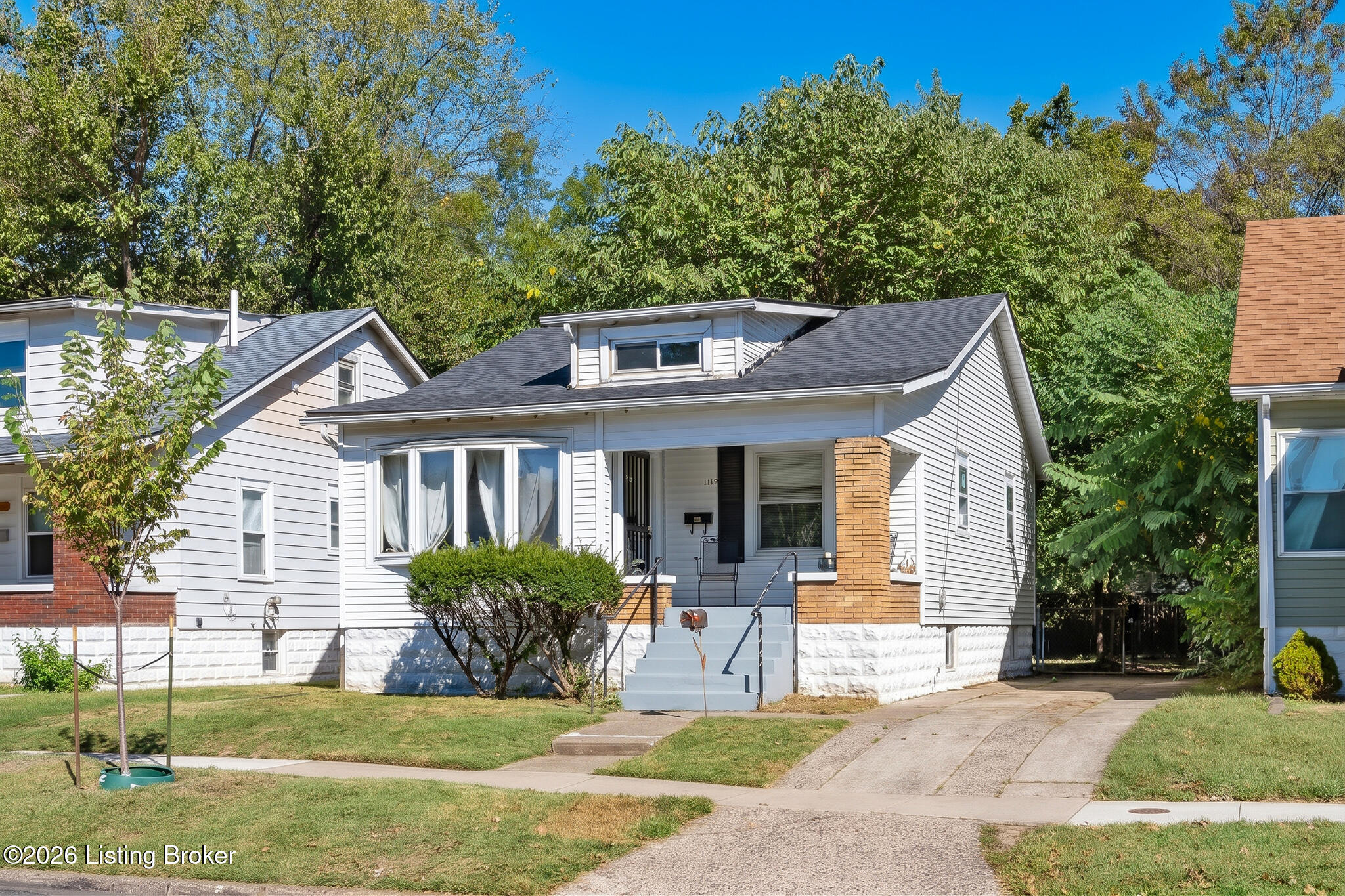 1119 Larchmont Ave Property Photo 1