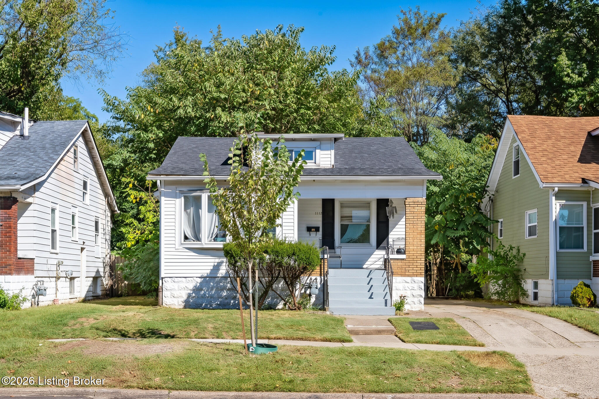 1119 Larchmont Ave Property Photo 2