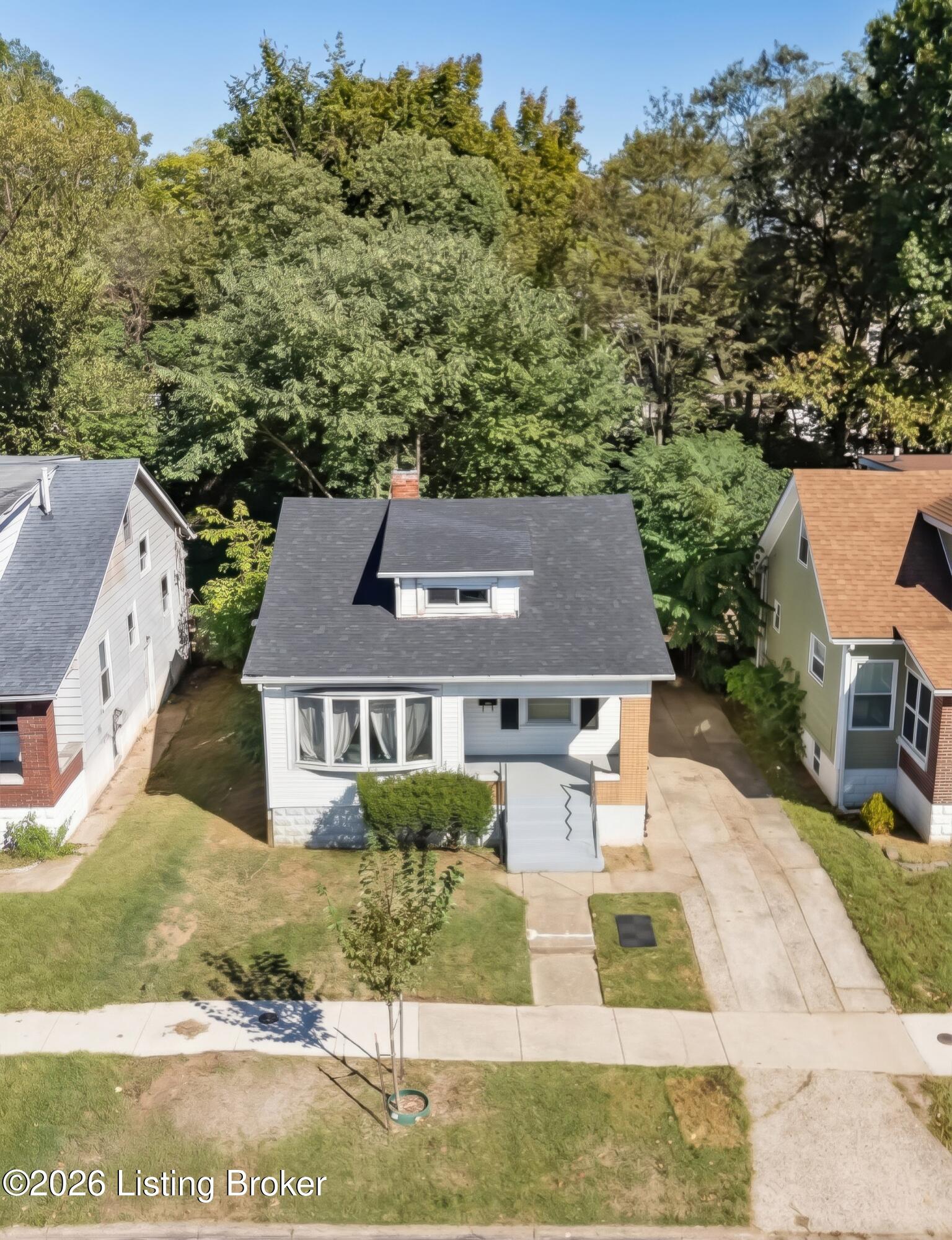 1119 Larchmont Ave Property Photo 3