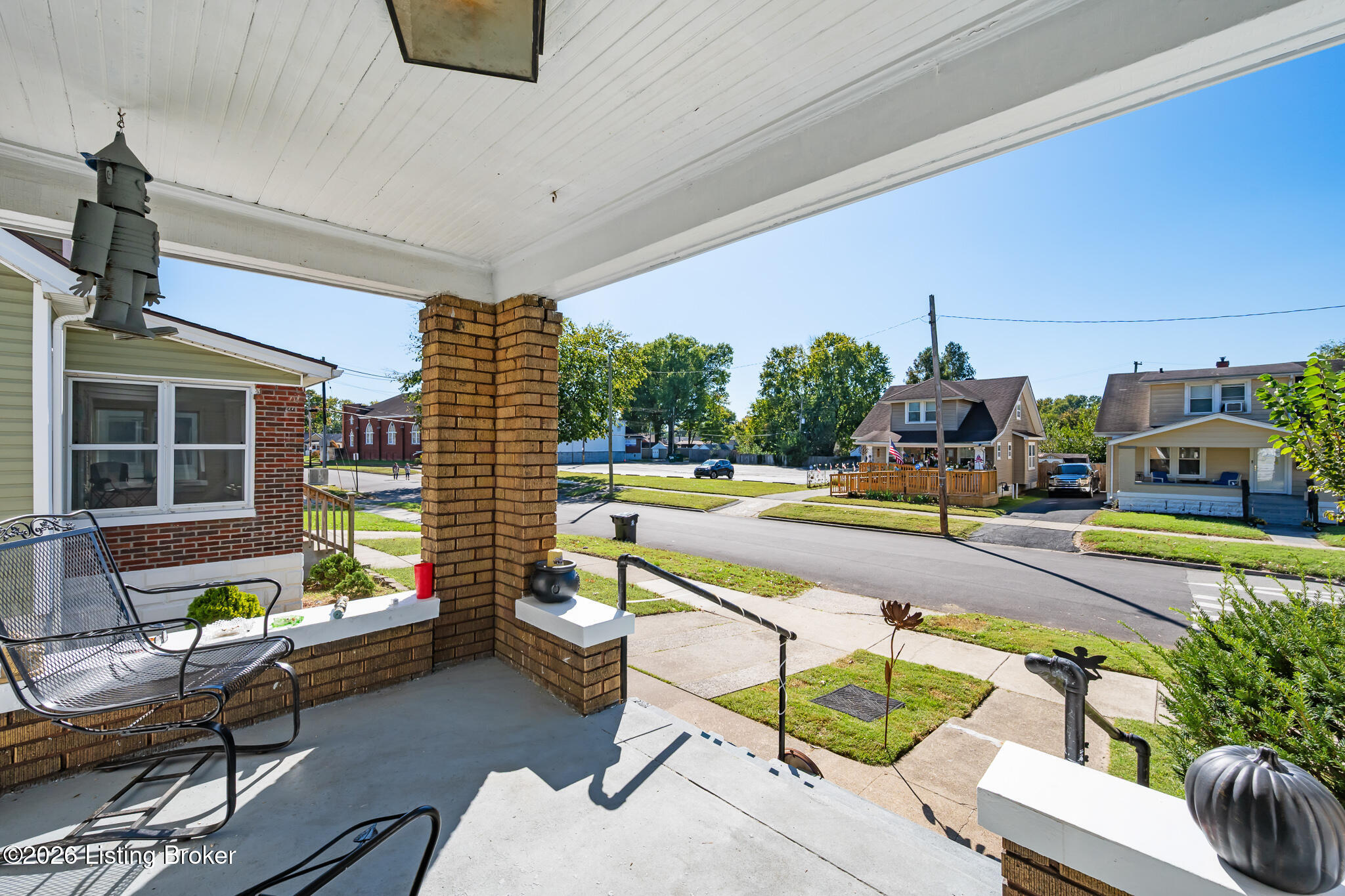 1119 Larchmont Ave Property Photo 5