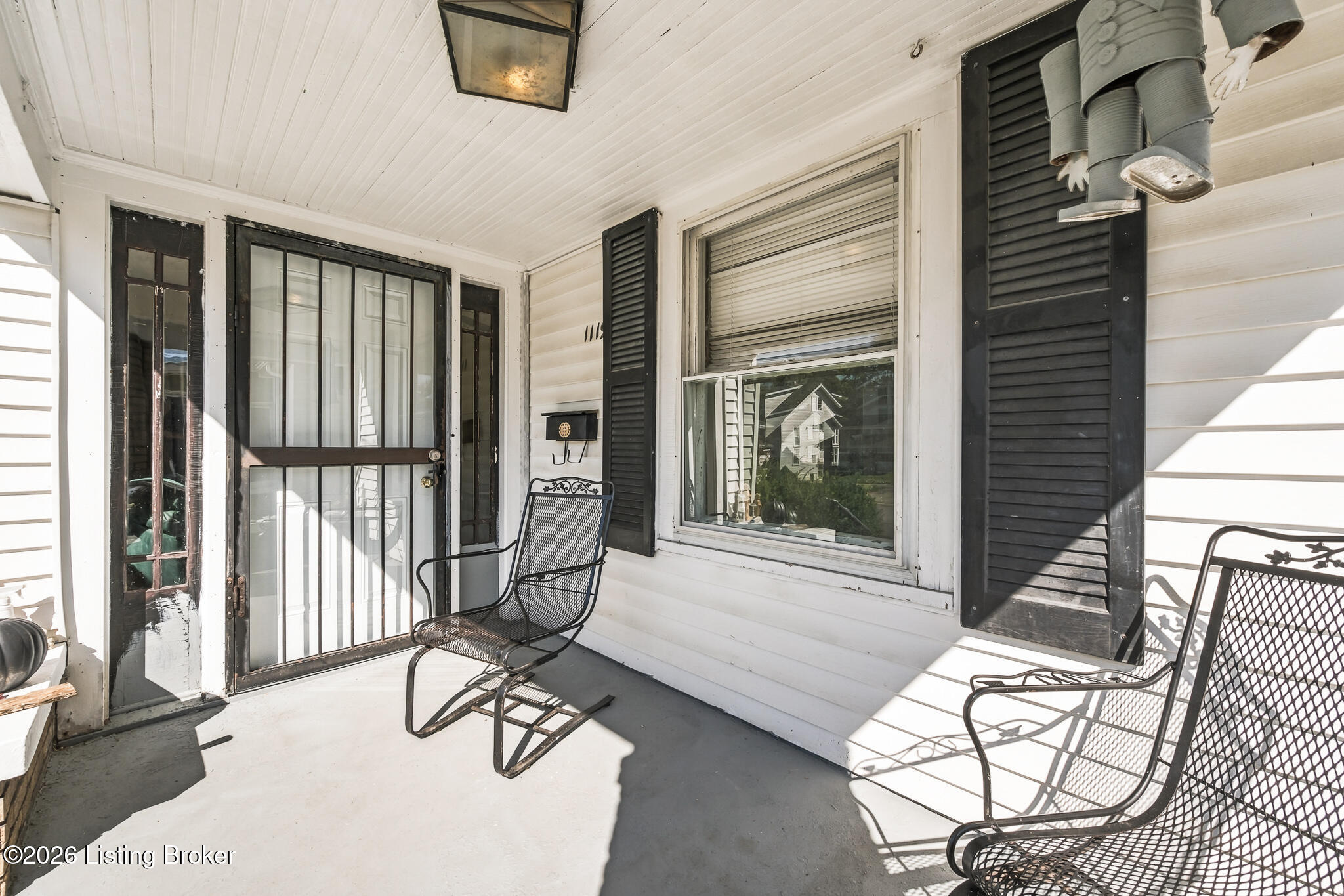 1119 Larchmont Ave Property Photo 6
