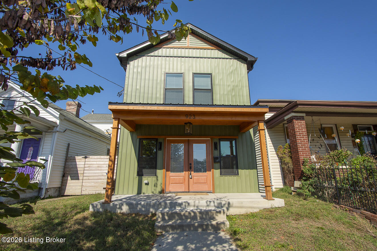 923 E Oak St Property Photo 1
