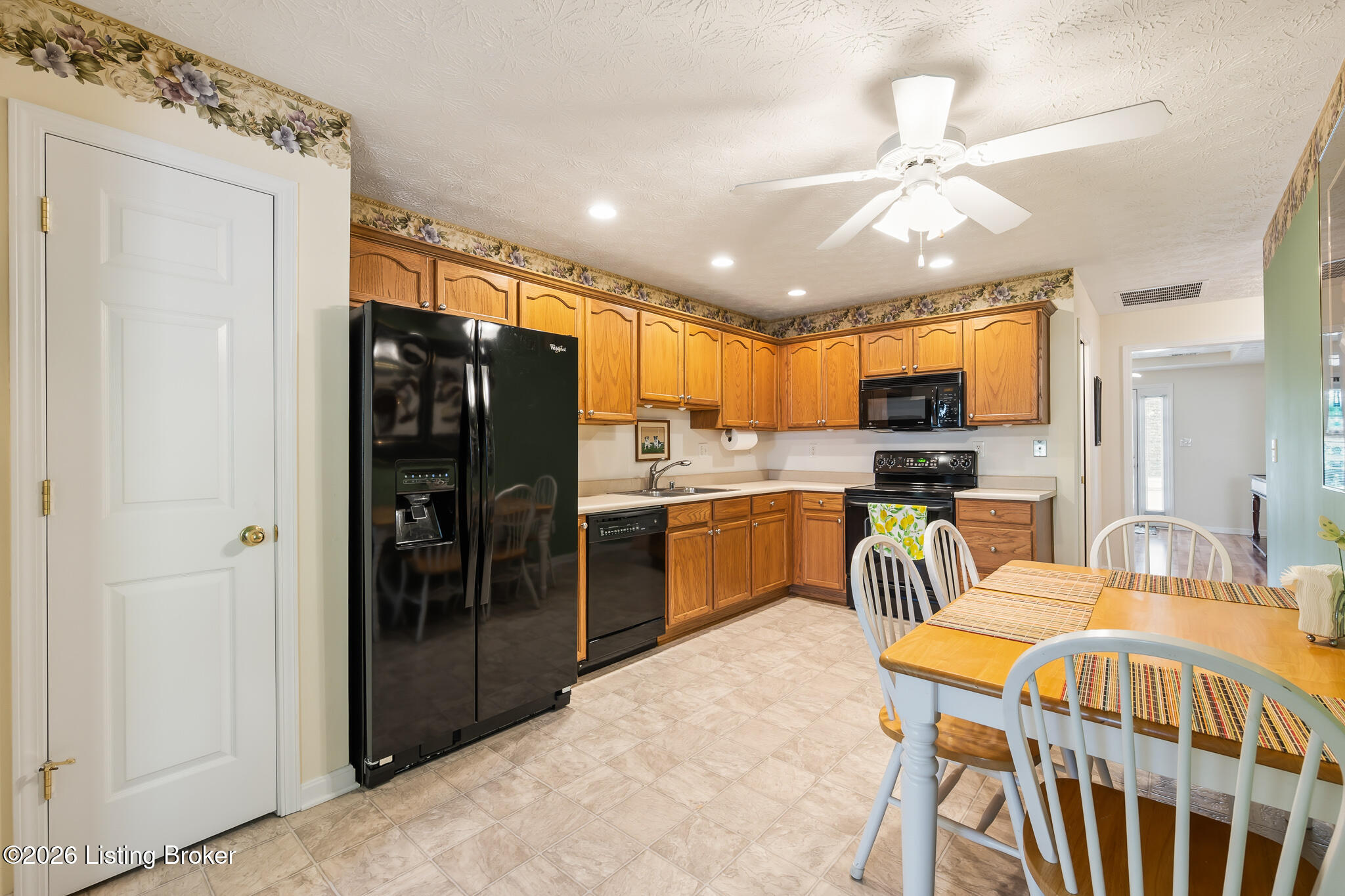 818 Garden Pointe Dr Property Photo 4