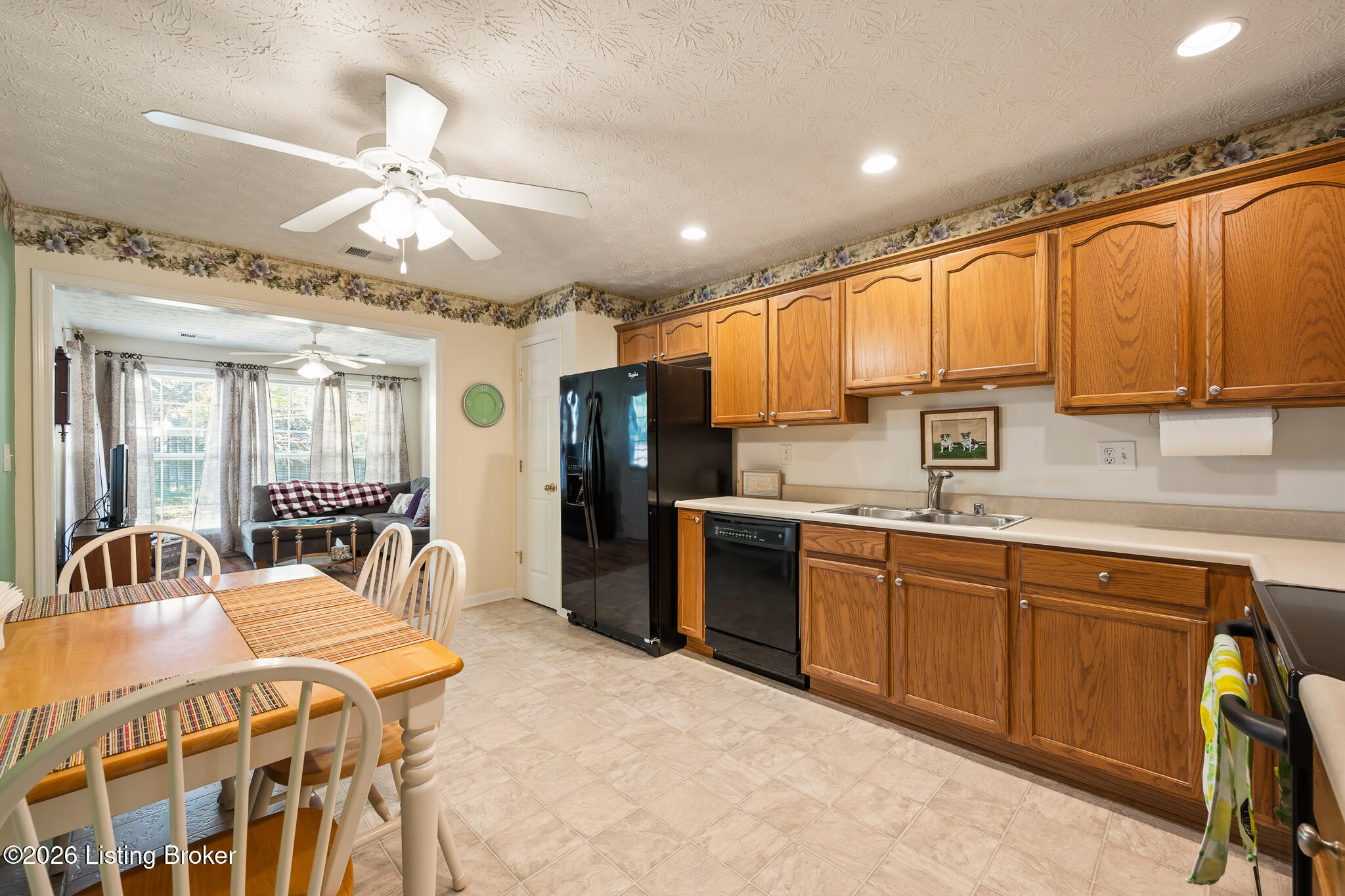 818 Garden Pointe Dr Property Photo 5