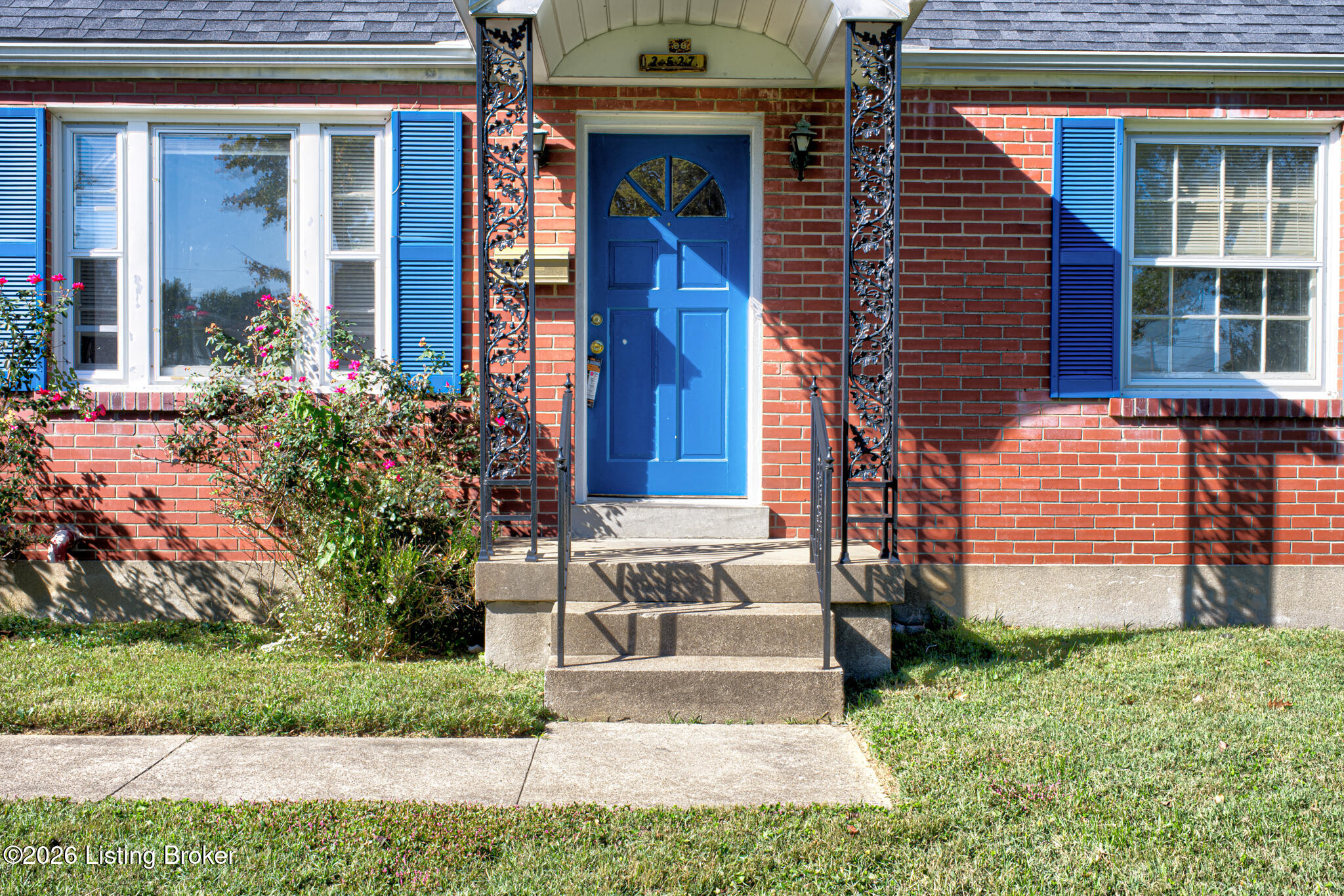 2527 Gardiner Ln Property Photo 2