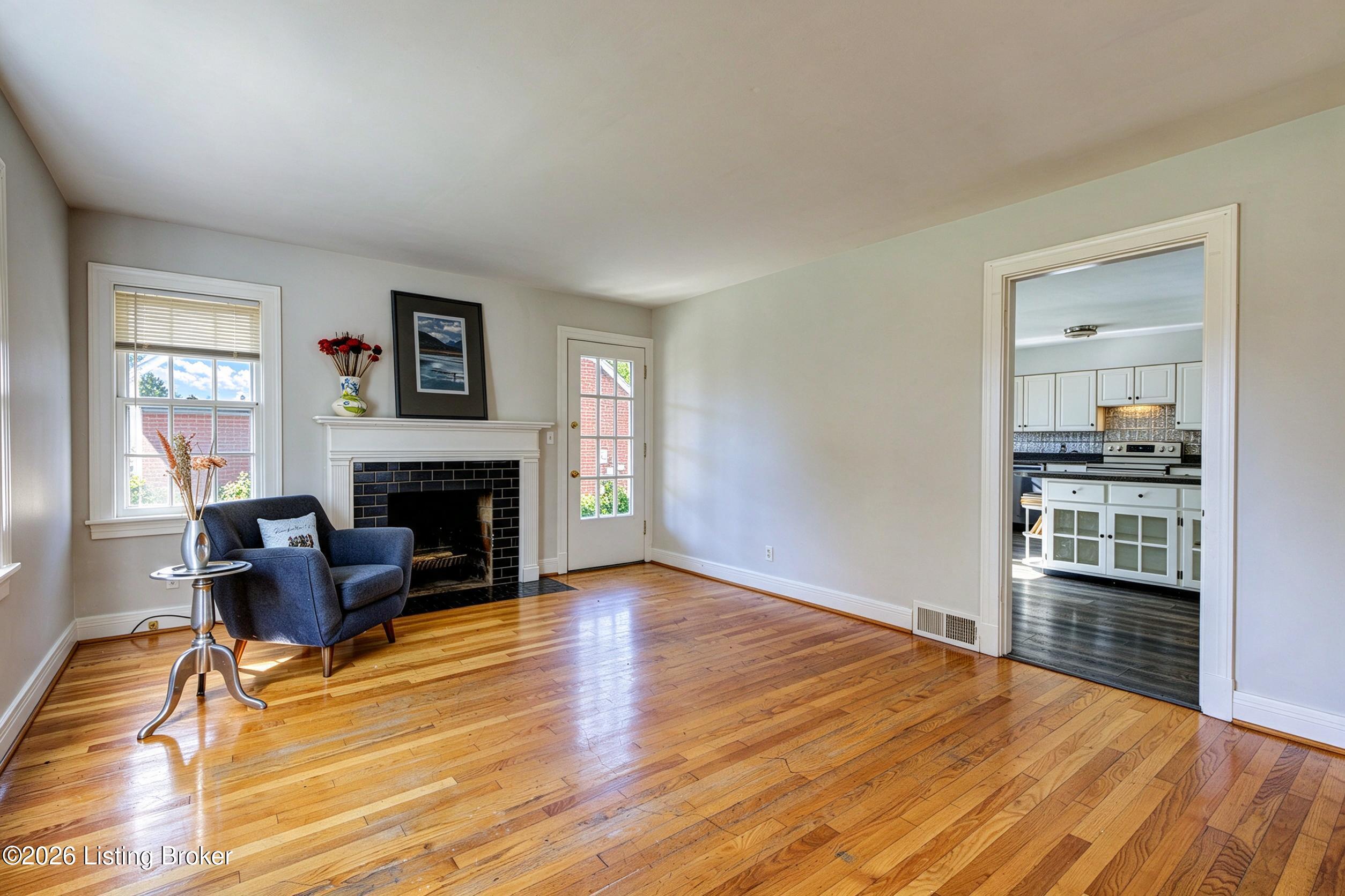 2527 Gardiner Ln Property Photo 3