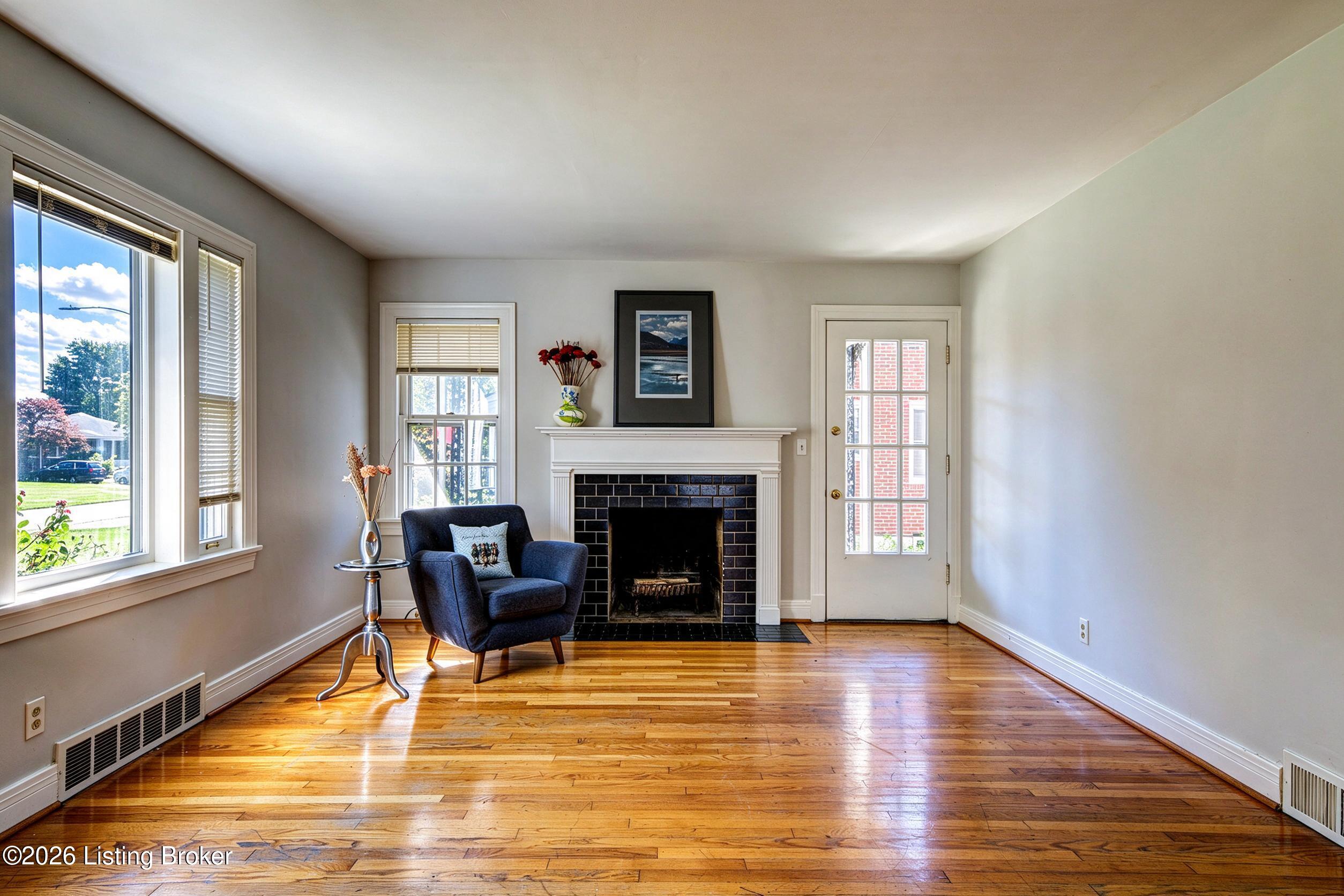 2527 Gardiner Ln Property Photo 4