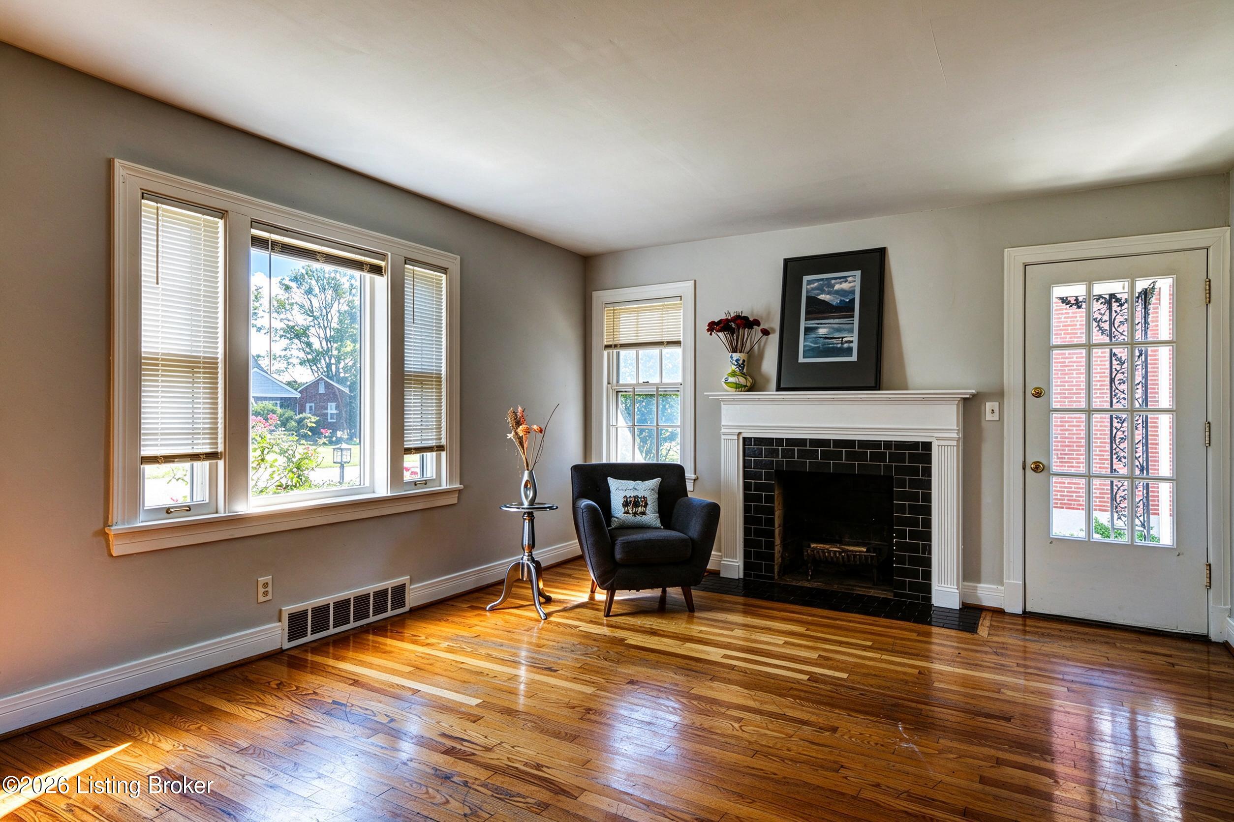 2527 Gardiner Ln Property Photo 5