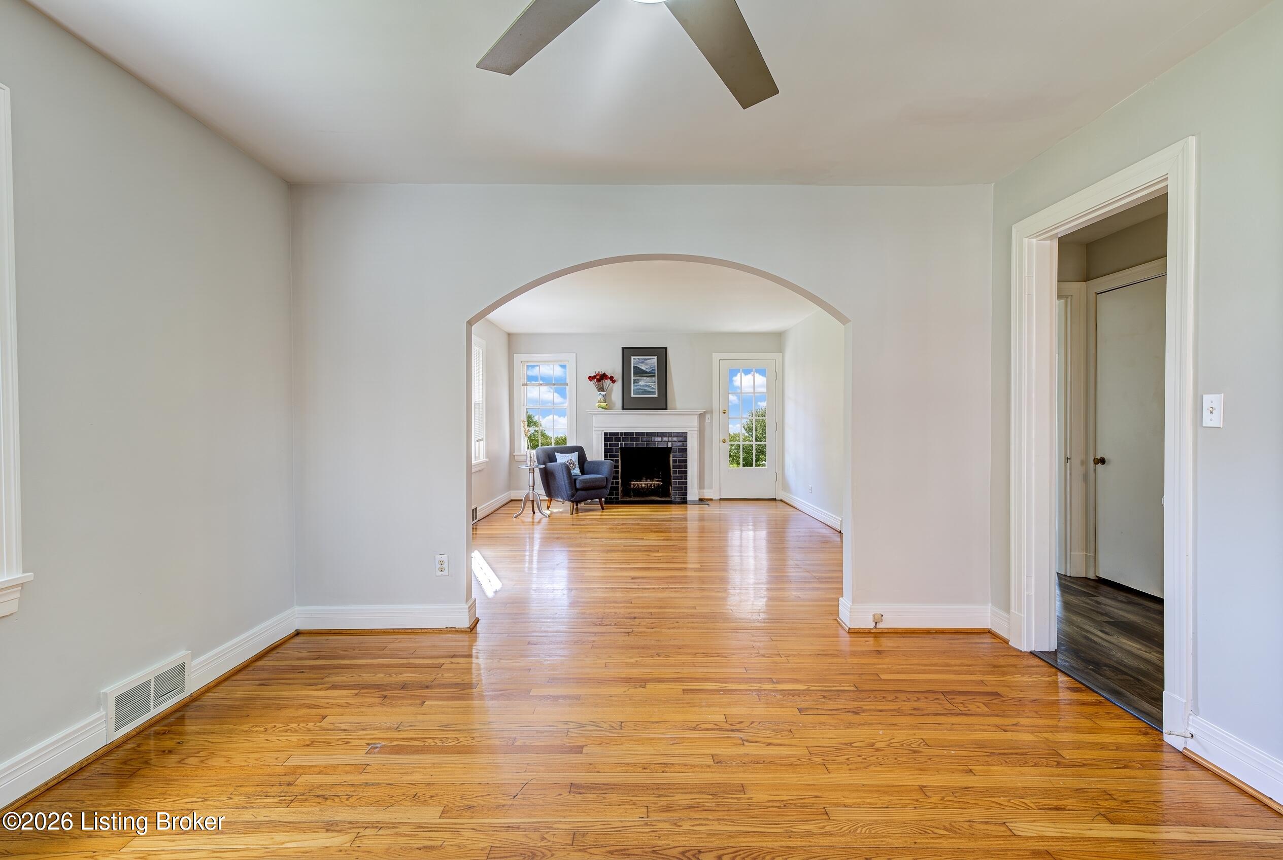 2527 Gardiner Ln Property Photo 8