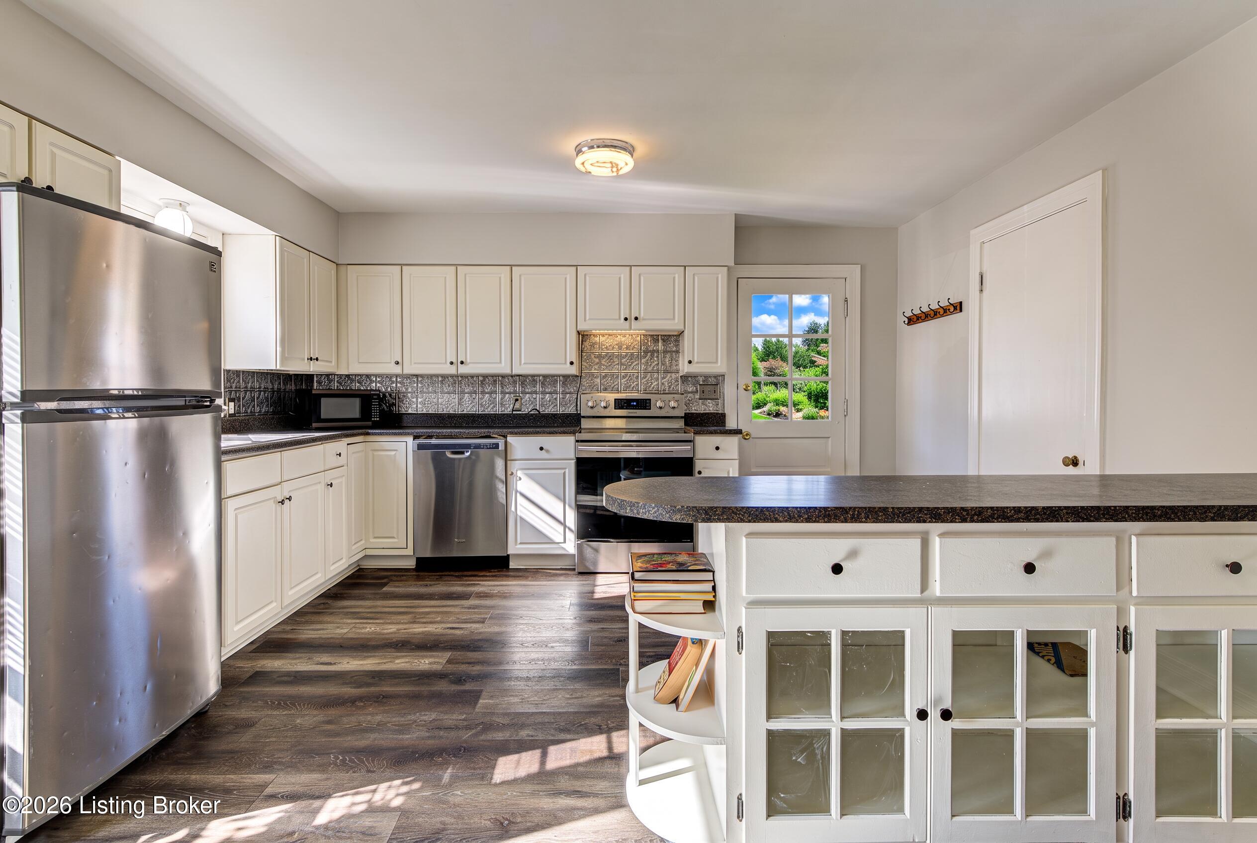 2527 Gardiner Ln Property Photo 10