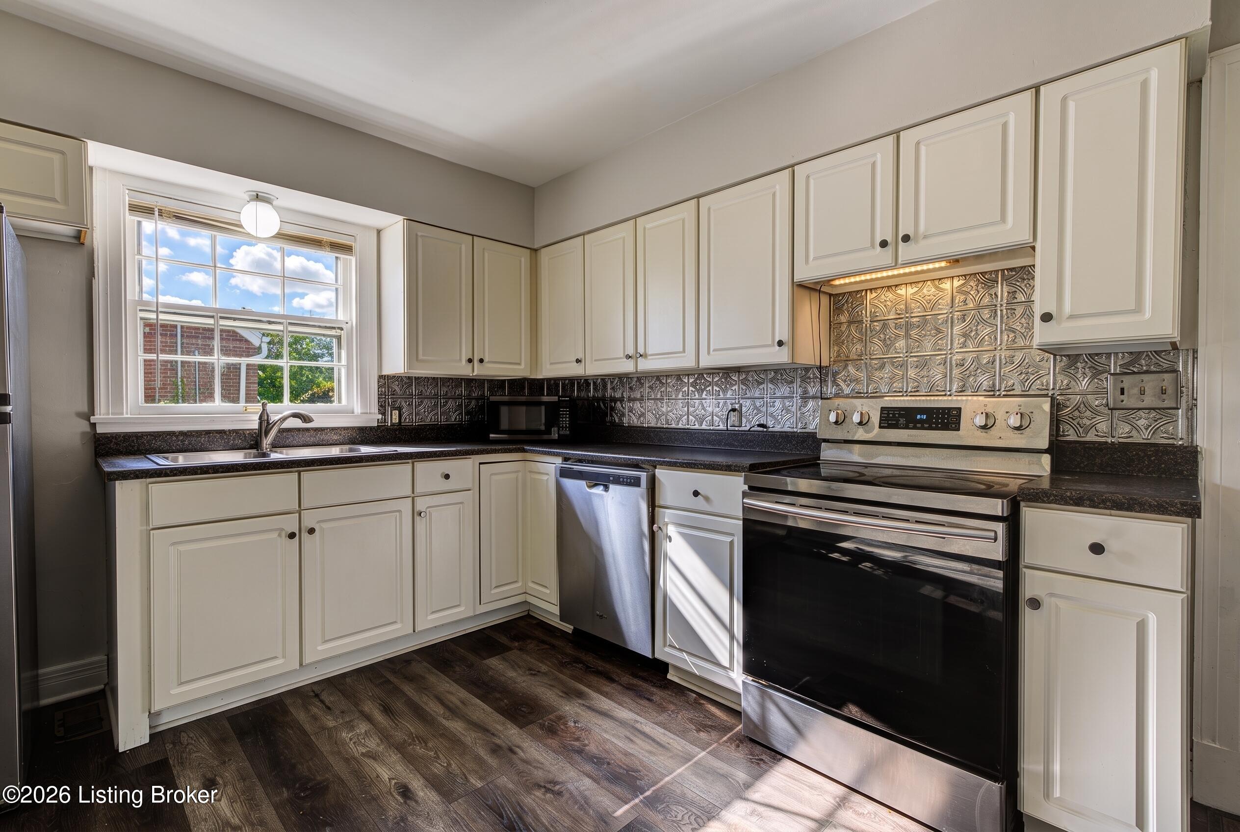 2527 Gardiner Ln Property Photo 13