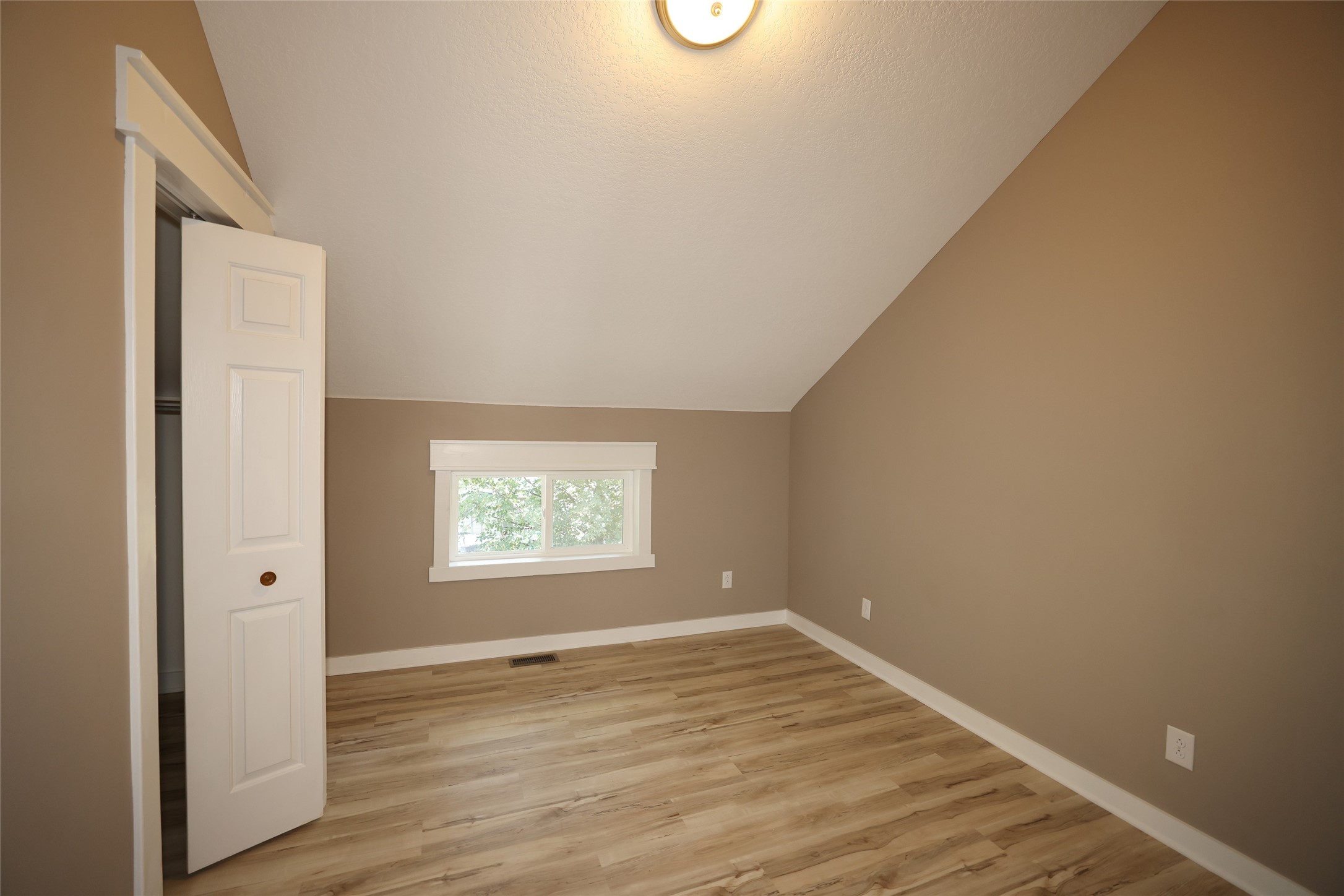 208 W 5th Street Property Photo 28