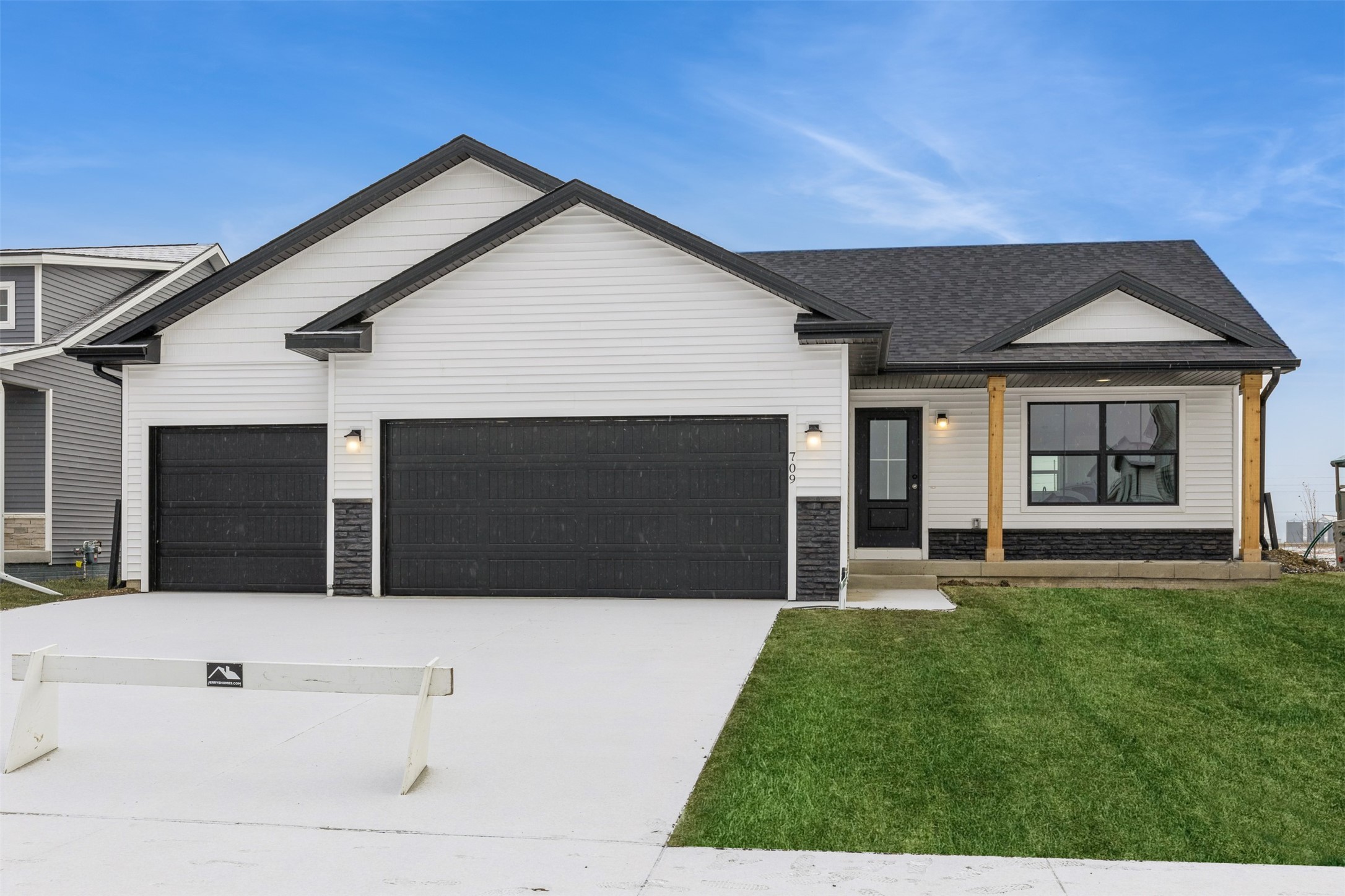 709 Ne Country Meadow Drive Property Photo