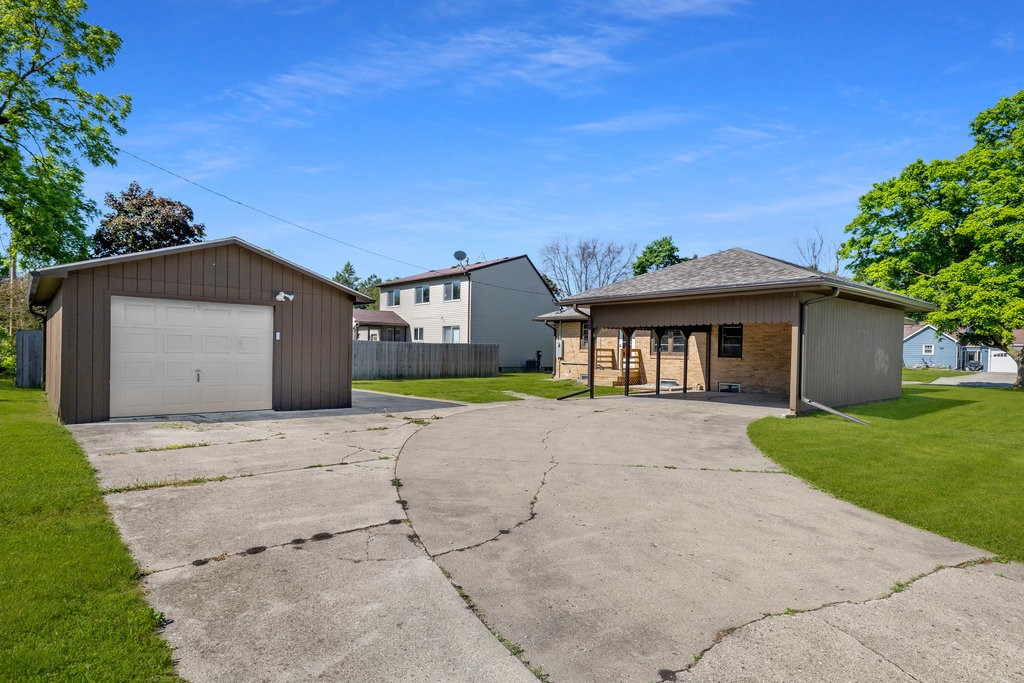 601 S Maple Street Property Photo 4