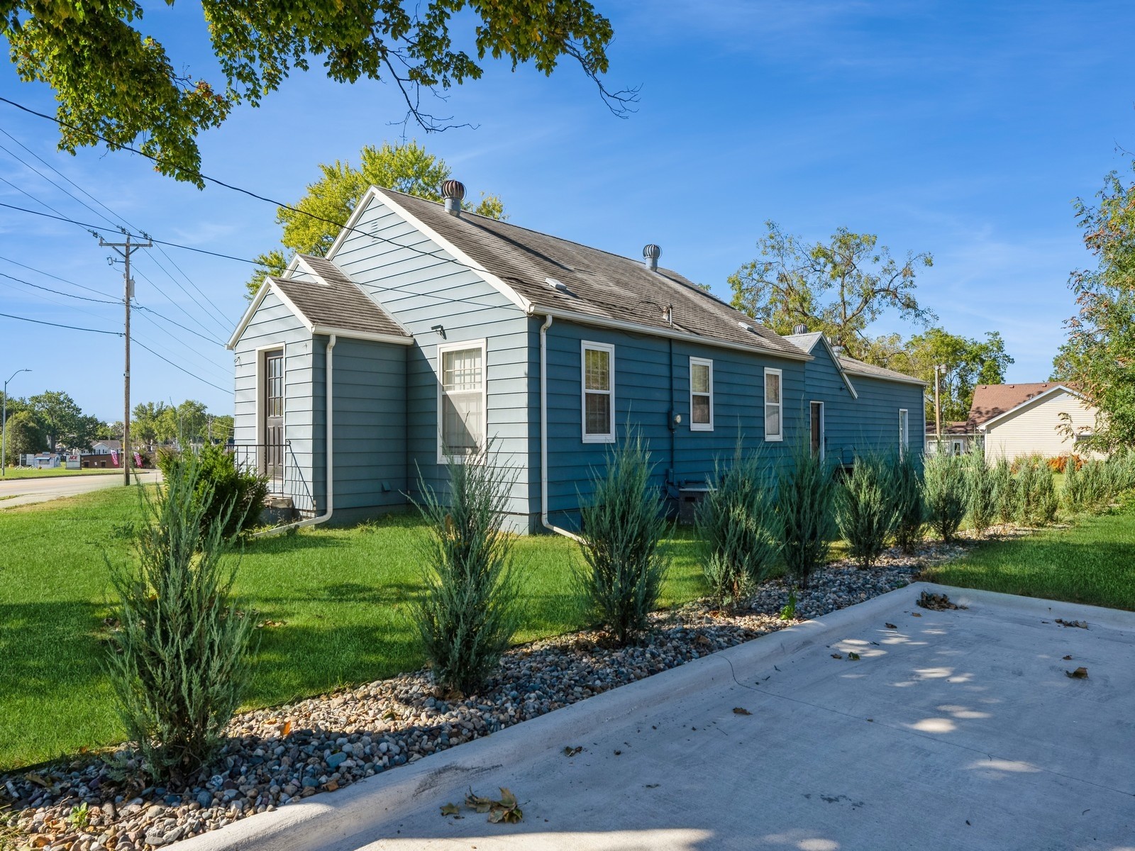 1305 Sunset Drive Property Photo 1