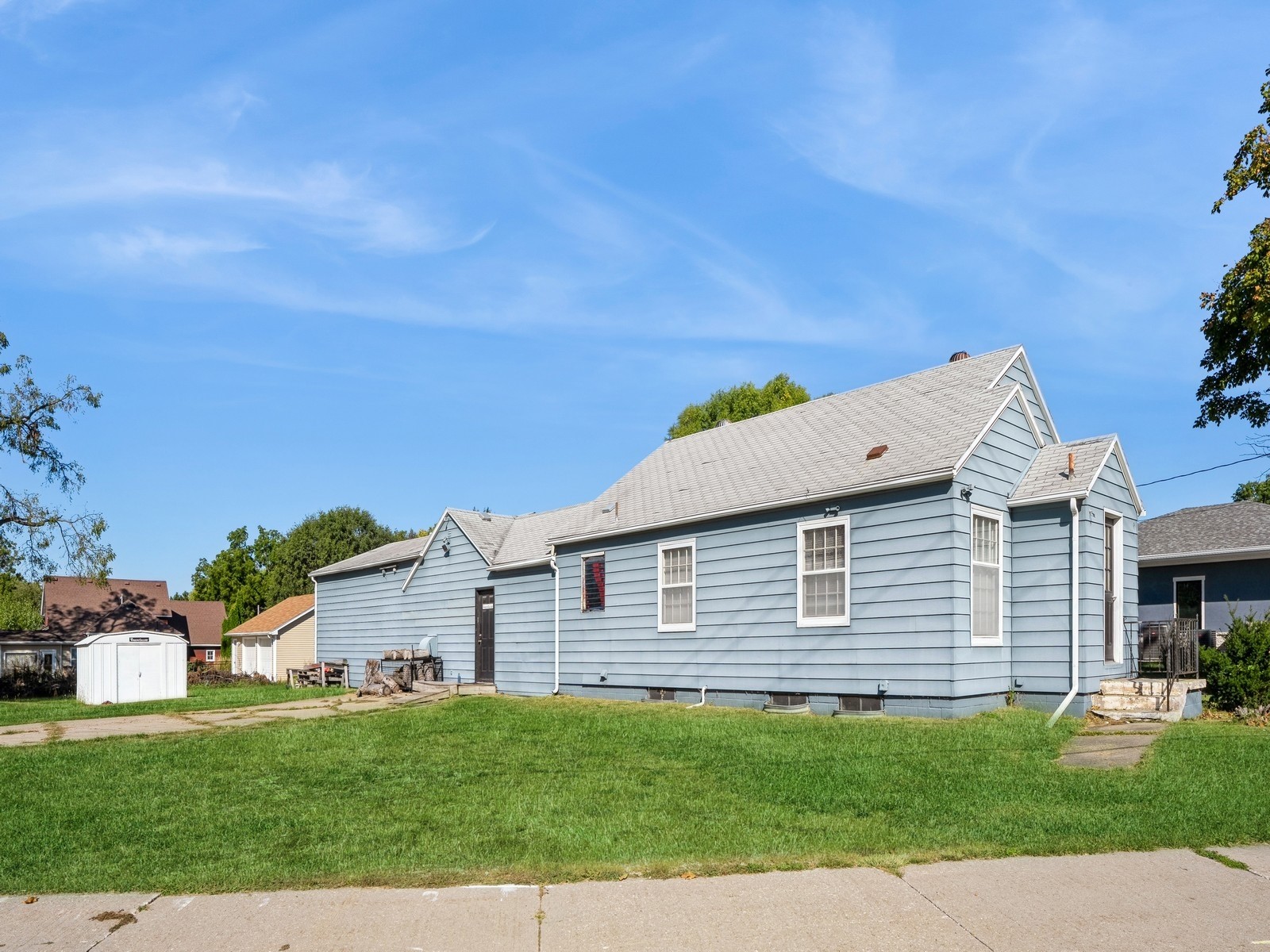 1305 Sunset Drive Property Photo 2