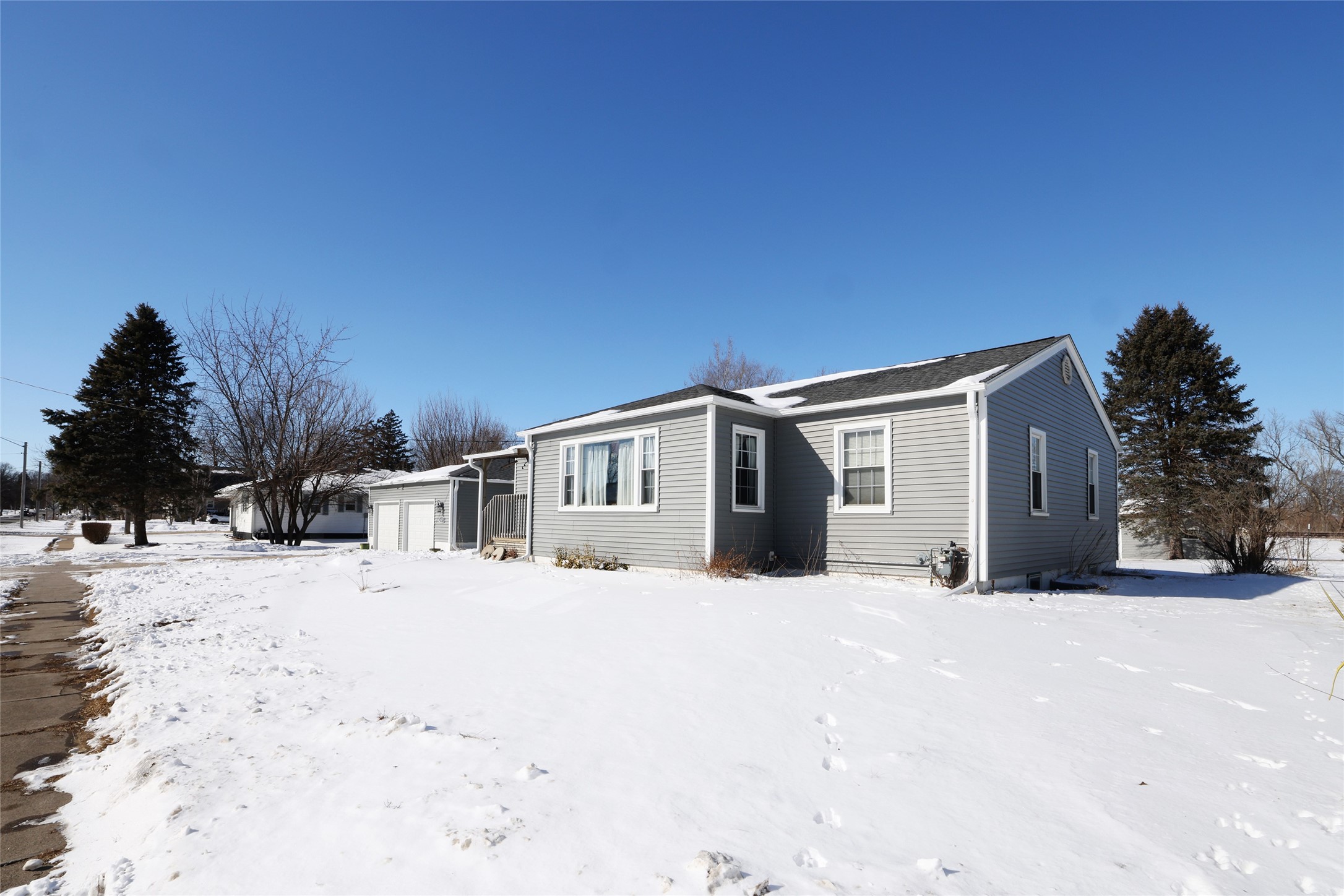 601 E Walnut Street Property Photo 2