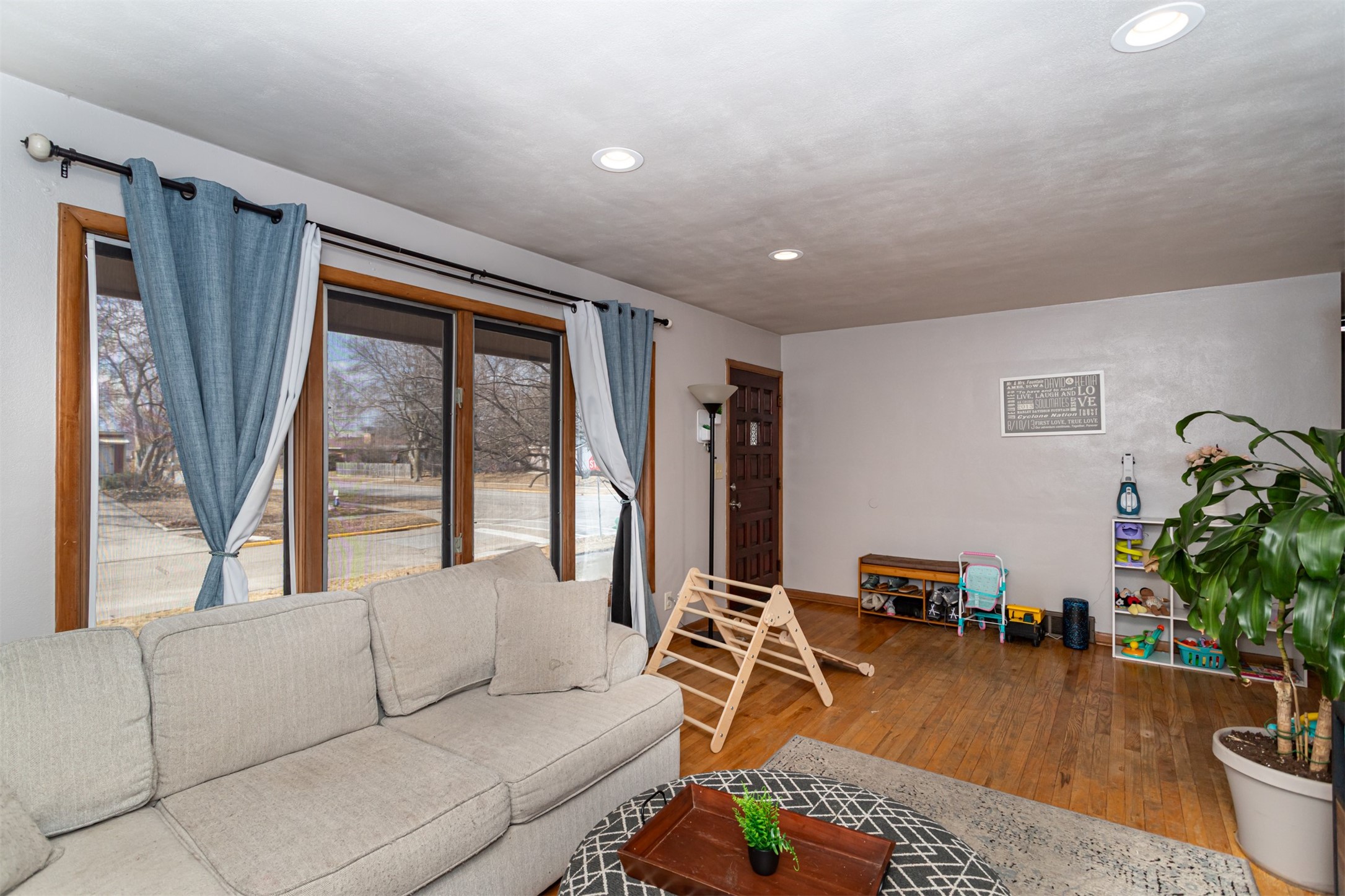 1926 Hunziker Drive Property Photo 8