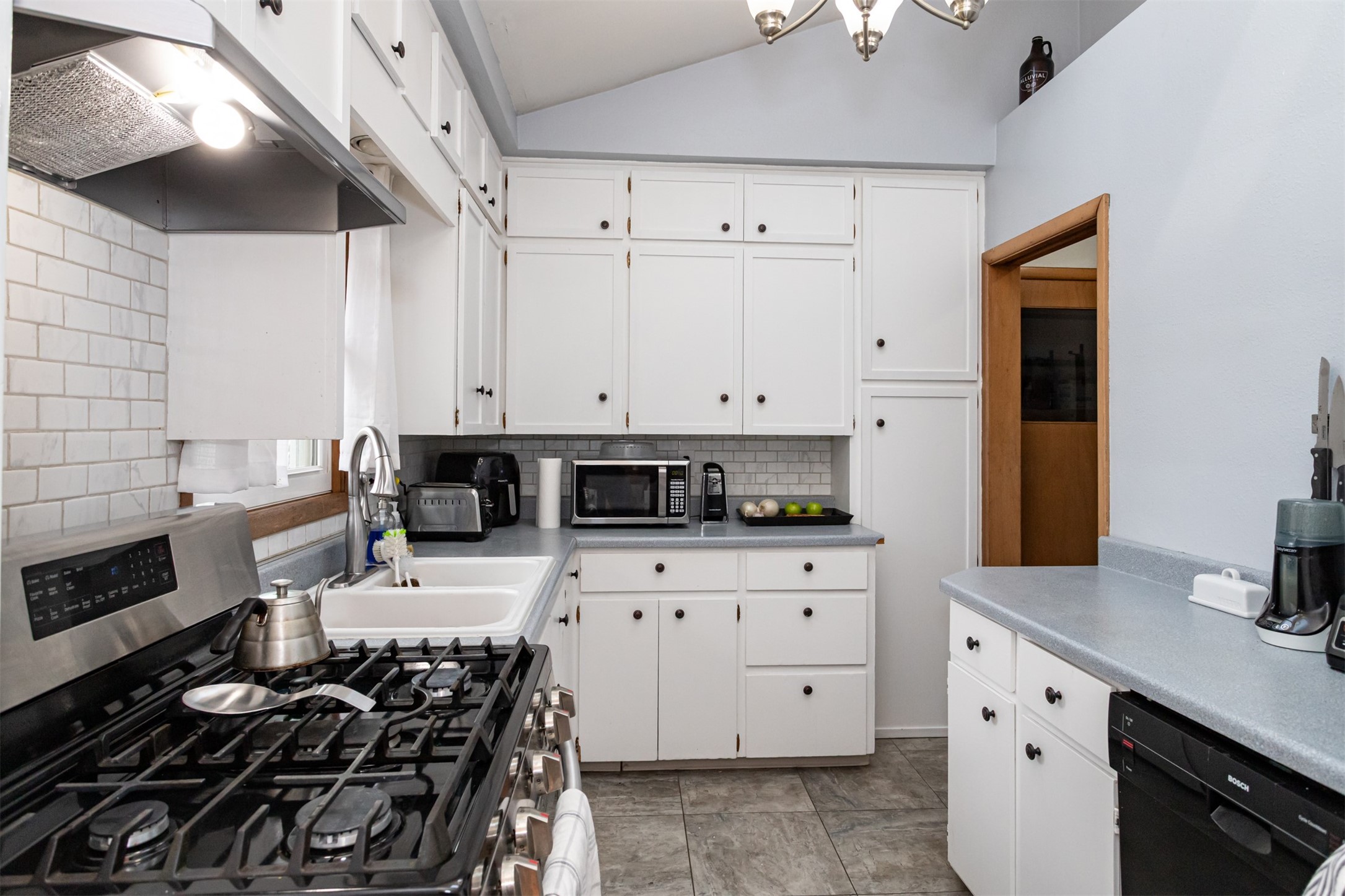 1926 Hunziker Drive Property Photo 14