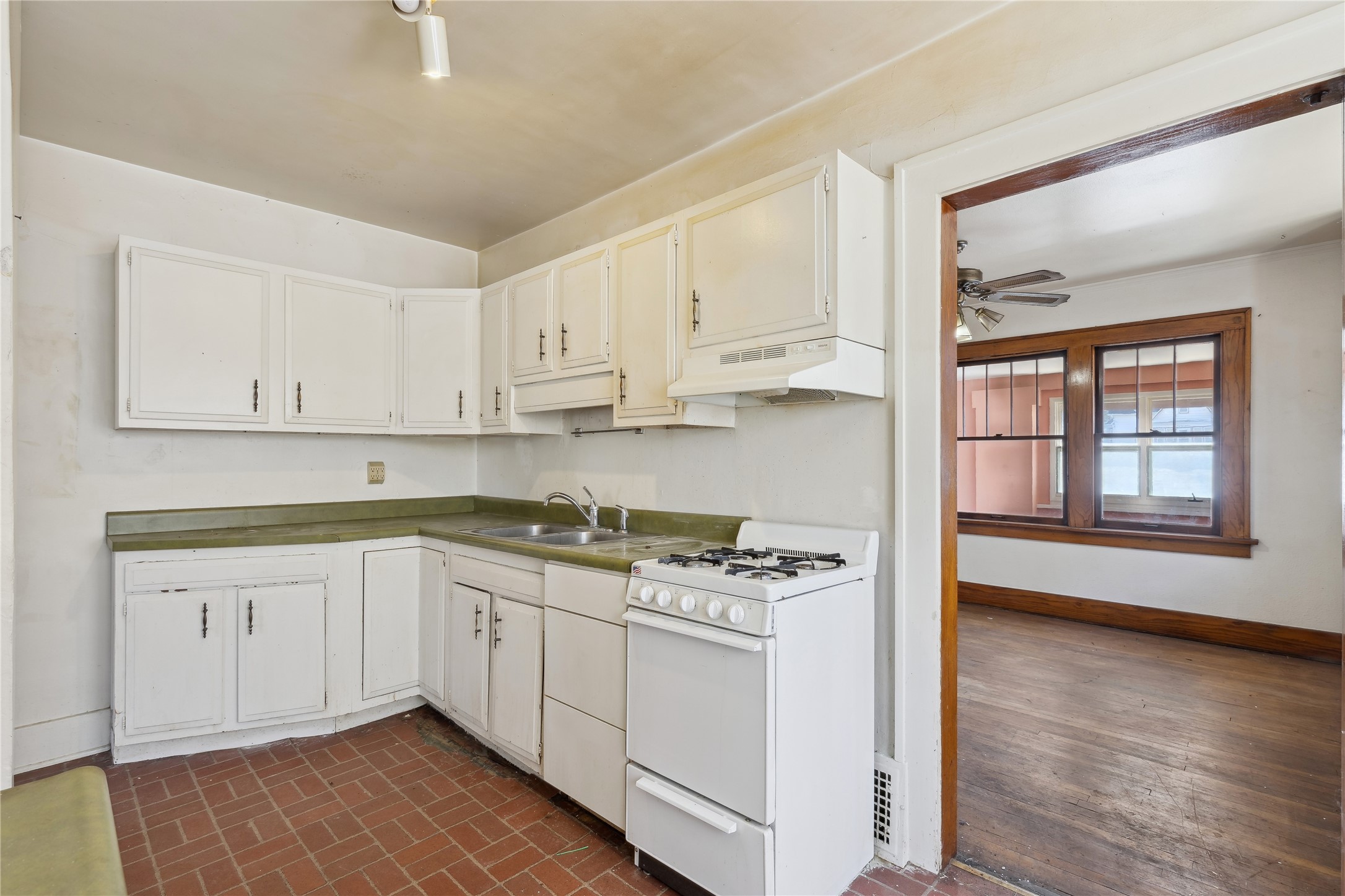 3823 University Avenue Property Photo 8