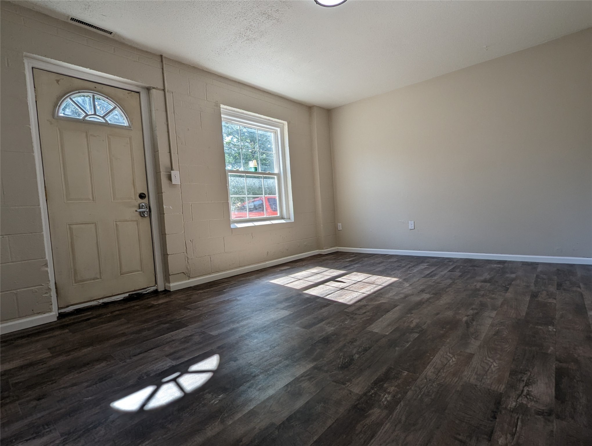 702 S Roche Street Property Photo 7