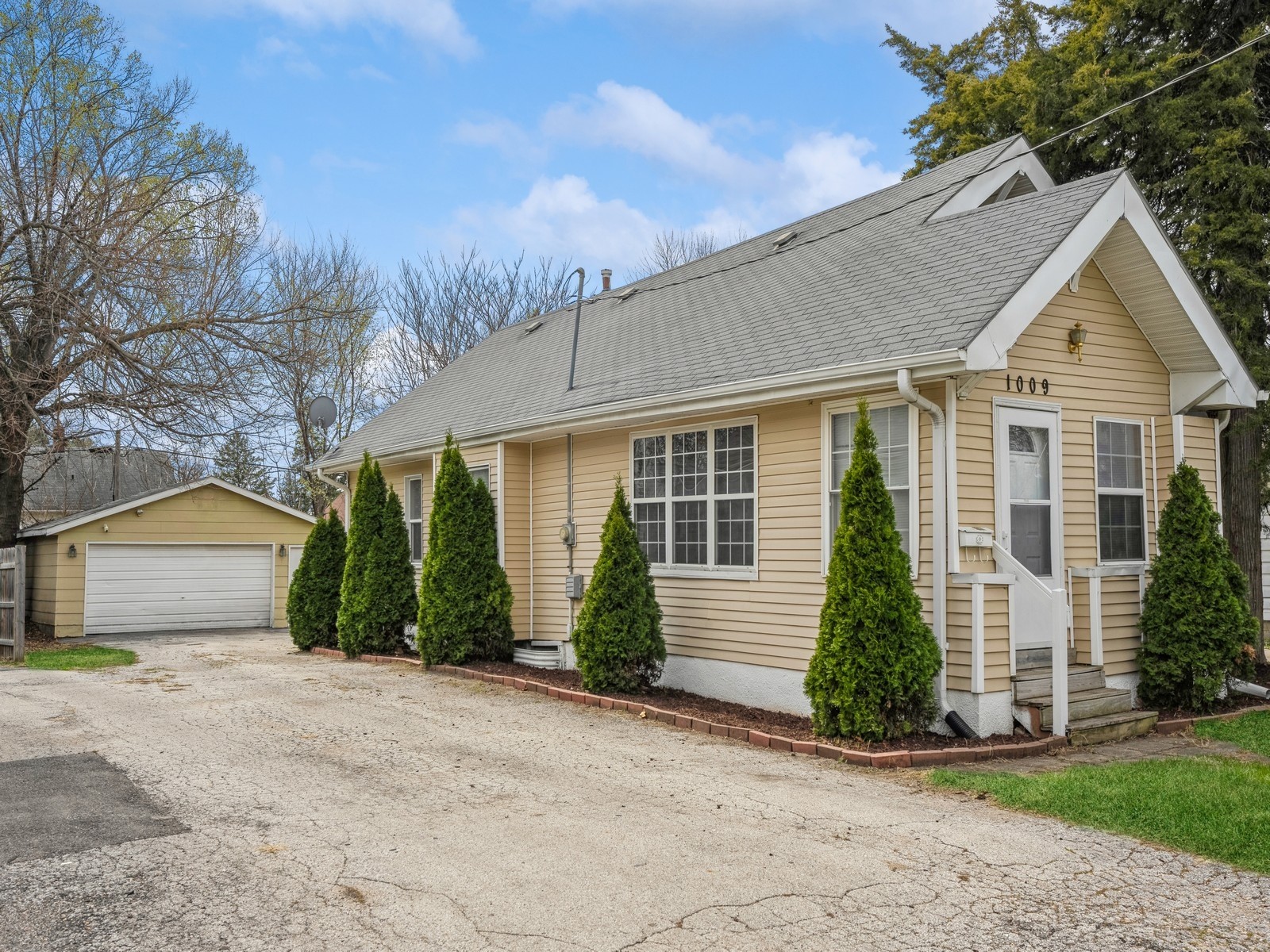 1009 Hull Avenue Property Photo