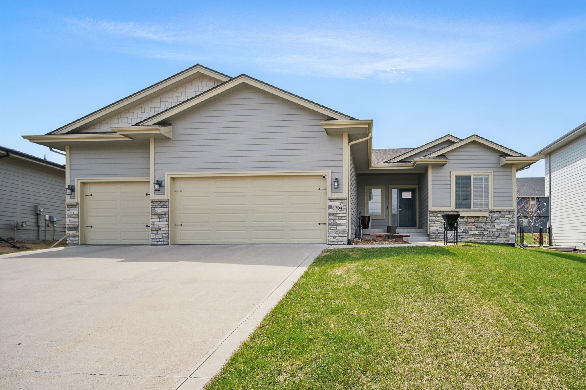 8704 Highland Oaks Drive Property Photo