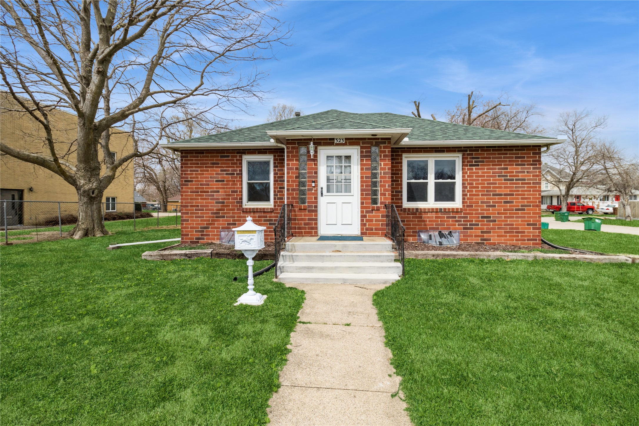 323 Jefferson Street E Property Photo