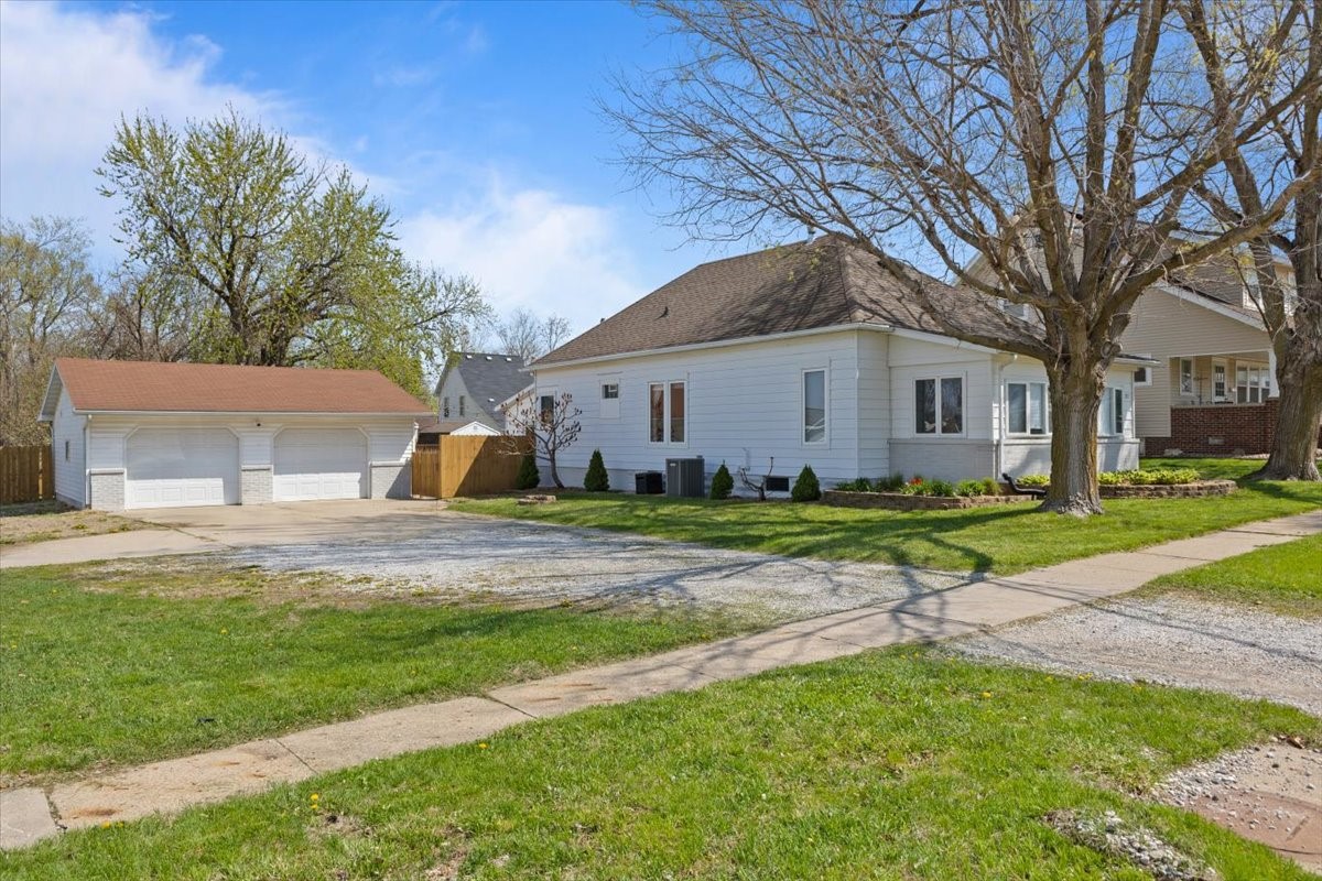 105 W First Street Property Photo