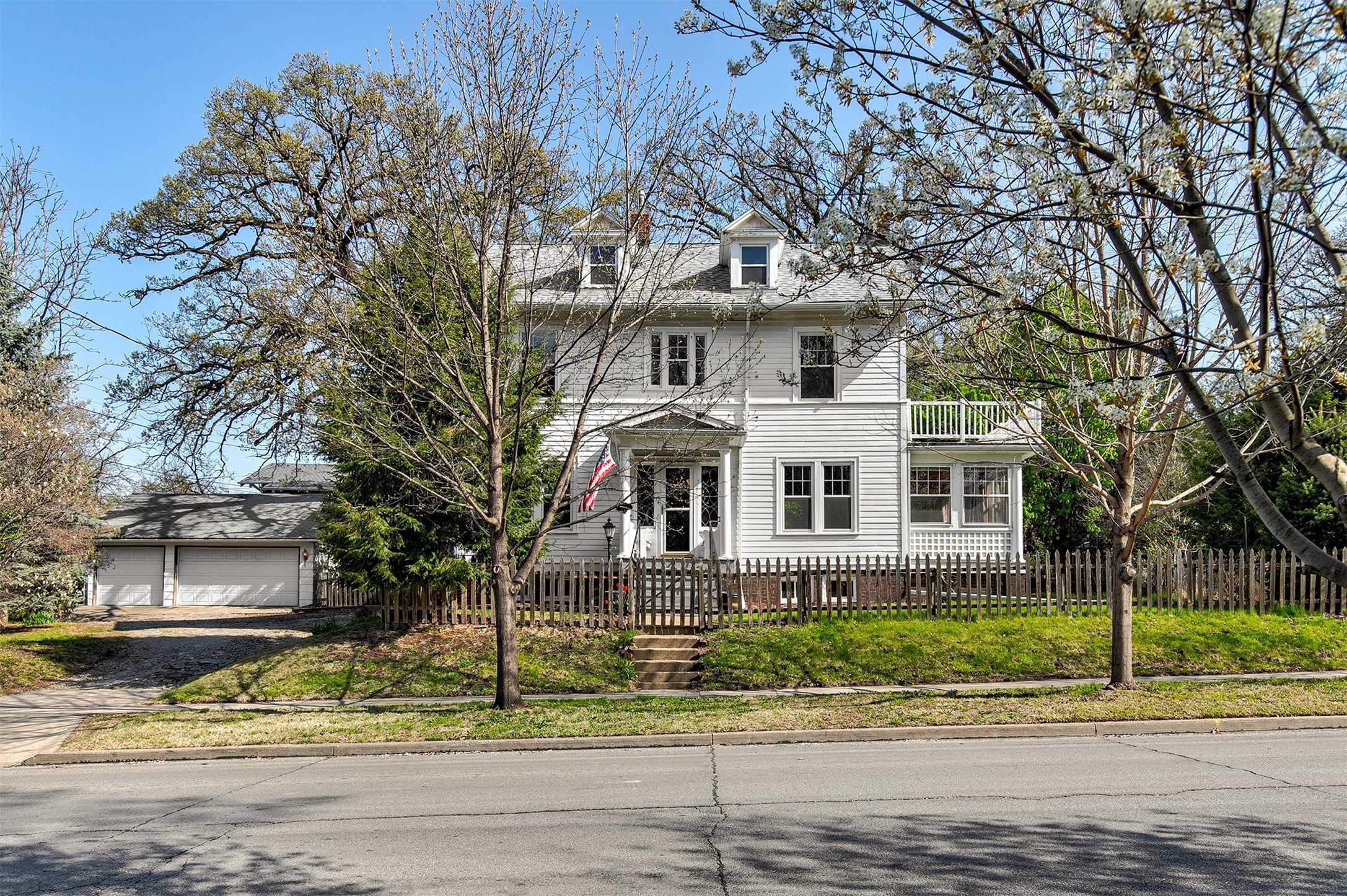 738 E Washington Avenue Property Photo