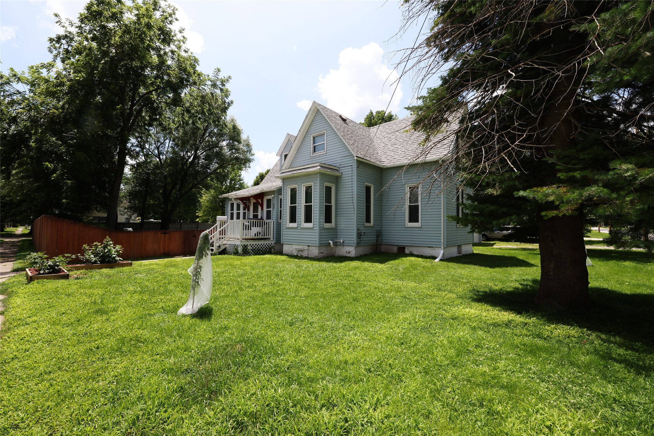 607 Clay Street Property Photo 3